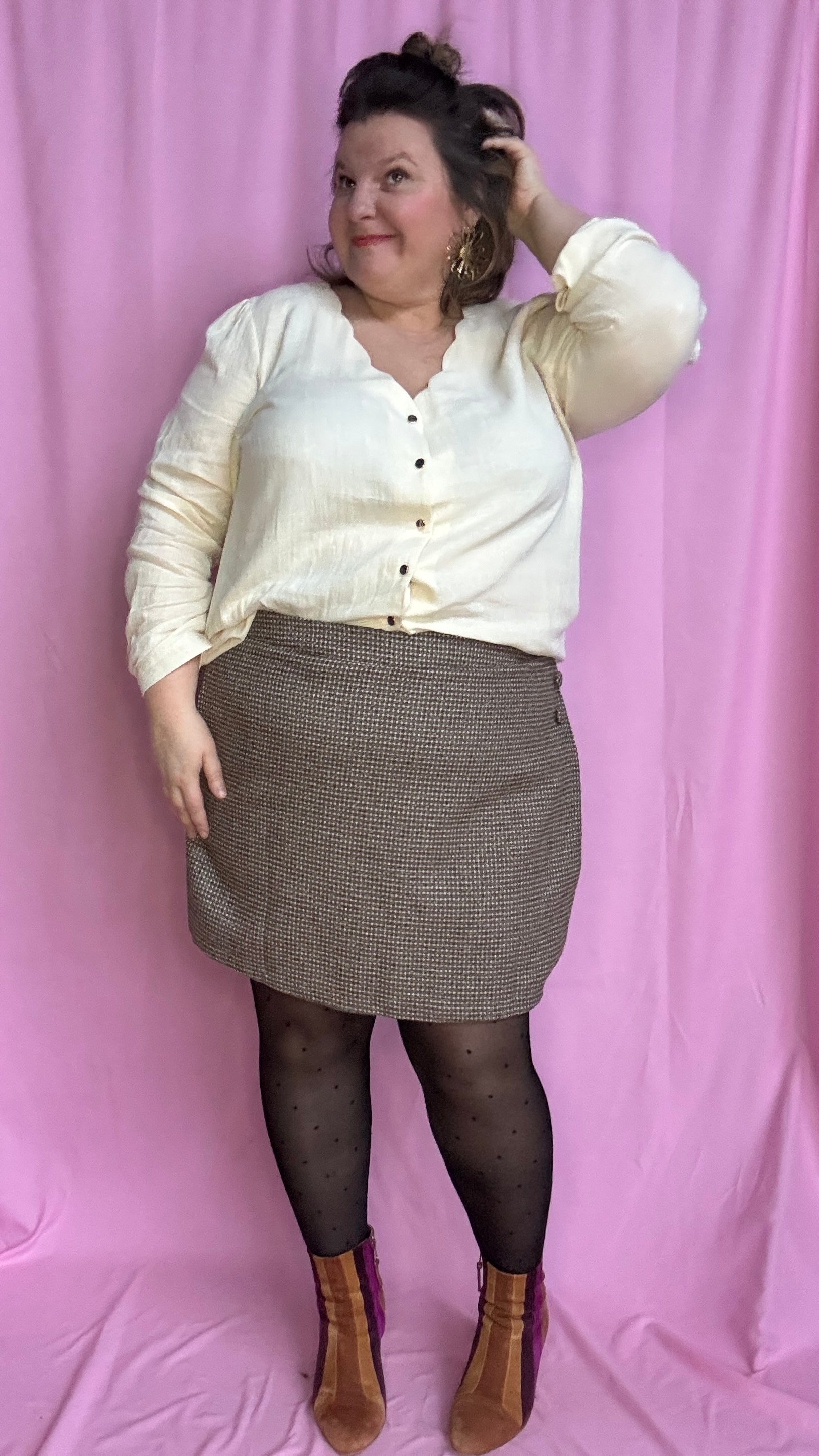 Jupe-short grande taille taupe & chocolat, liserés dorés, boutons déco.