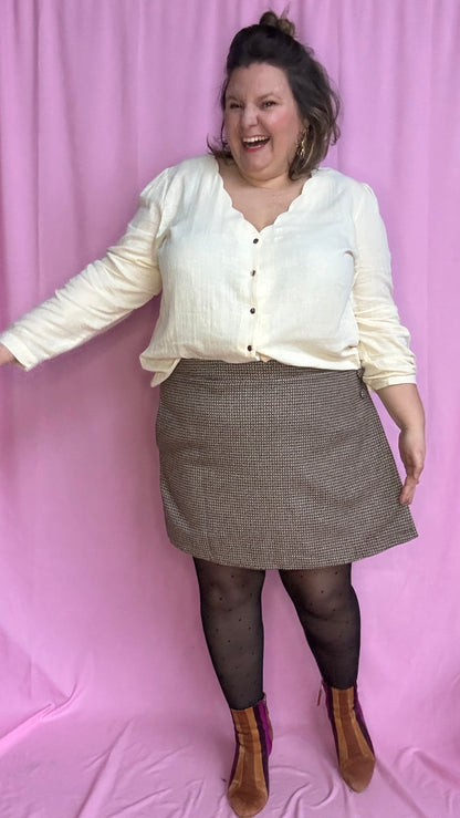 Jupe-short grande taille taupe & chocolat, liserés dorés, boutons déco.