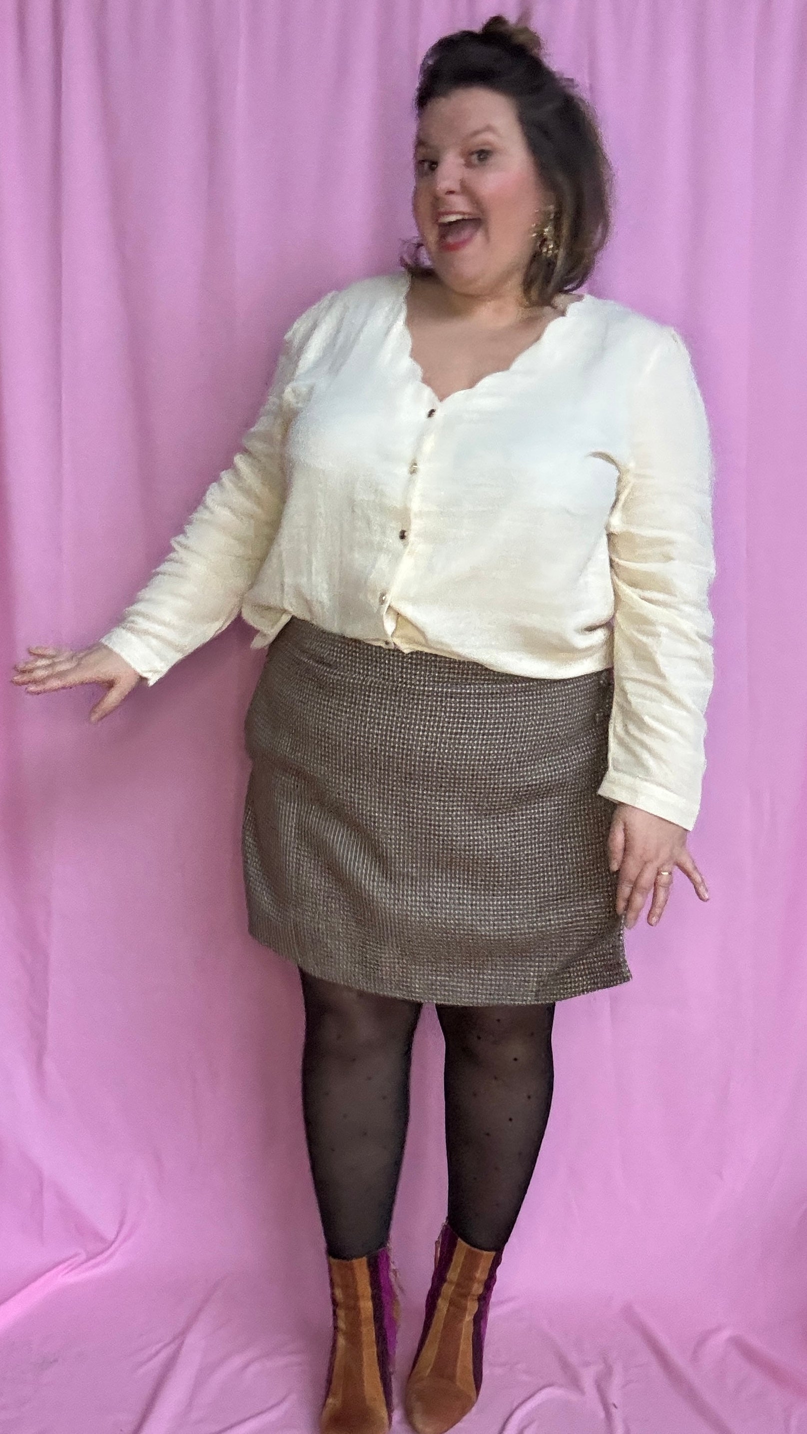 Jupe-short grande taille taupe & chocolat, liserés dorés, boutons déco.