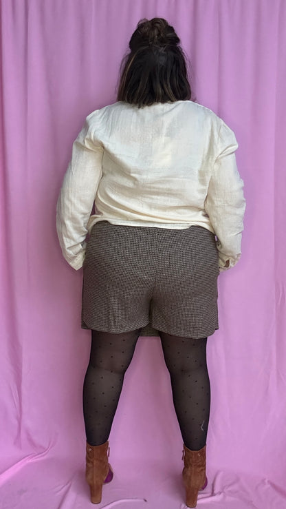 Jupe-short grande taille taupe & chocolat, liserés dorés, boutons déco.