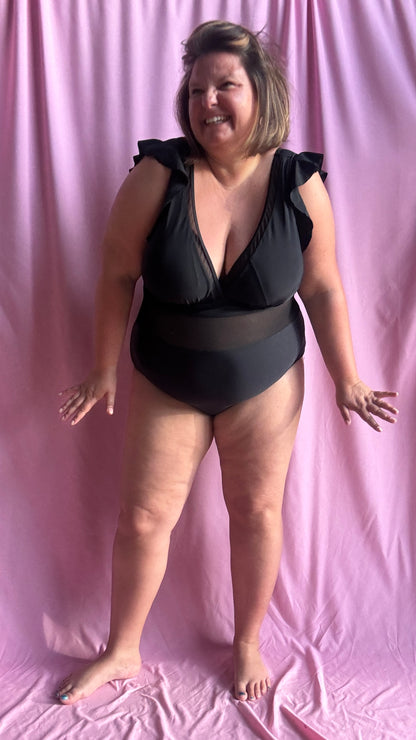 Avec ce maillot de bain grande taille noir, soyez prêt à briller avec élégance et confiance !