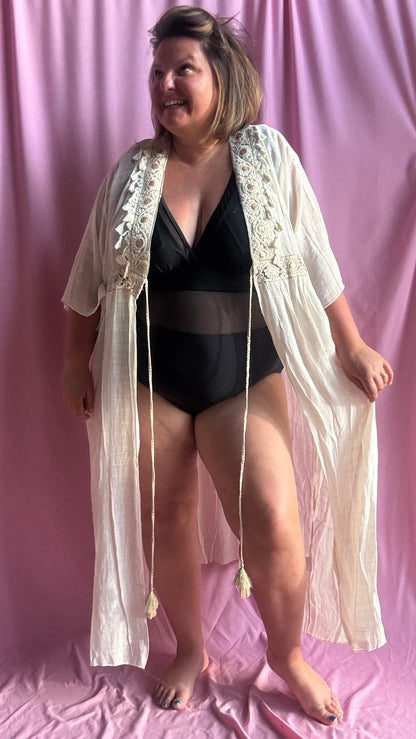 Avec ce maillot de bain grande taille noir, soyez prêt à briller avec élégance et confiance !