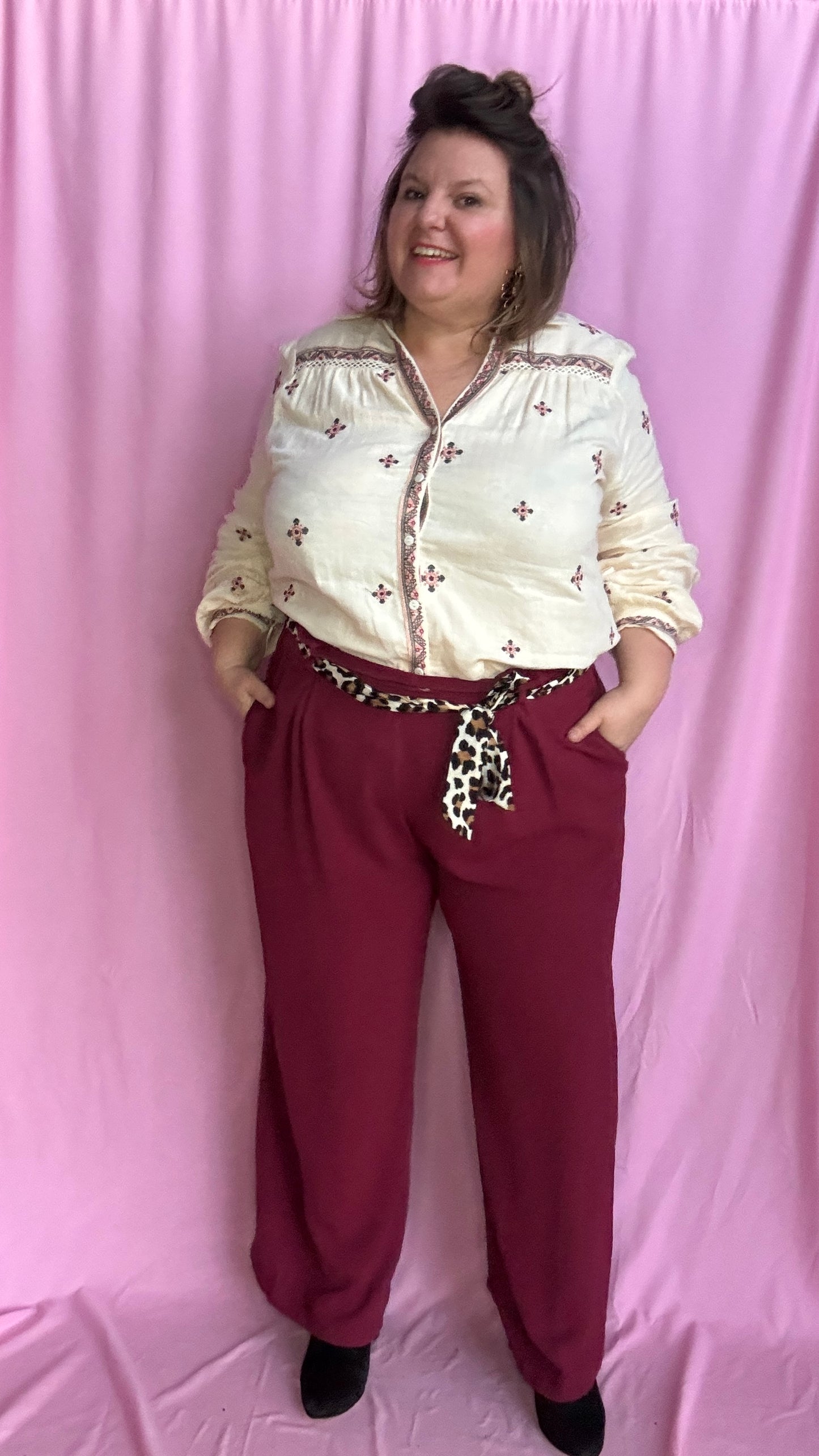 Avec ce pantalon grande taille fluide bordeaux et taille haute, arborez un style coloré et artistique tout en profitant d'un confort incomparable. Original avec sa ceinture léopard