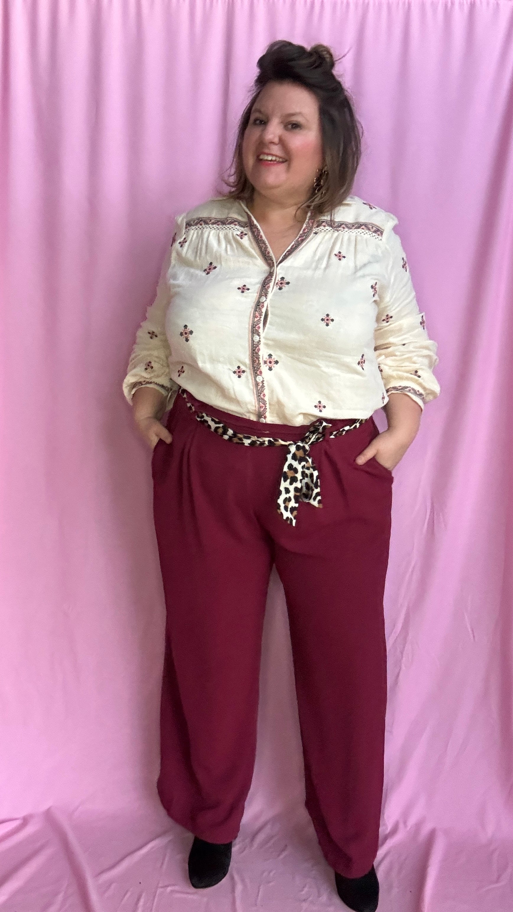 Avec ce pantalon grande taille fluide bordeaux et taille haute, arborez un style coloré et artistique tout en profitant d'un confort incomparable. Original avec sa ceinture léopard