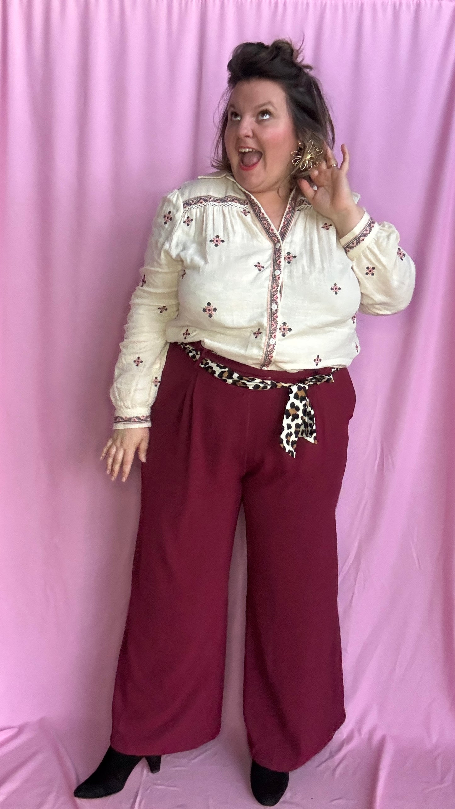 Avec ce pantalon grande taille fluide bordeaux et taille haute, arborez un style coloré et artistique tout en profitant d'un confort incomparable. Original avec sa ceinture léopard