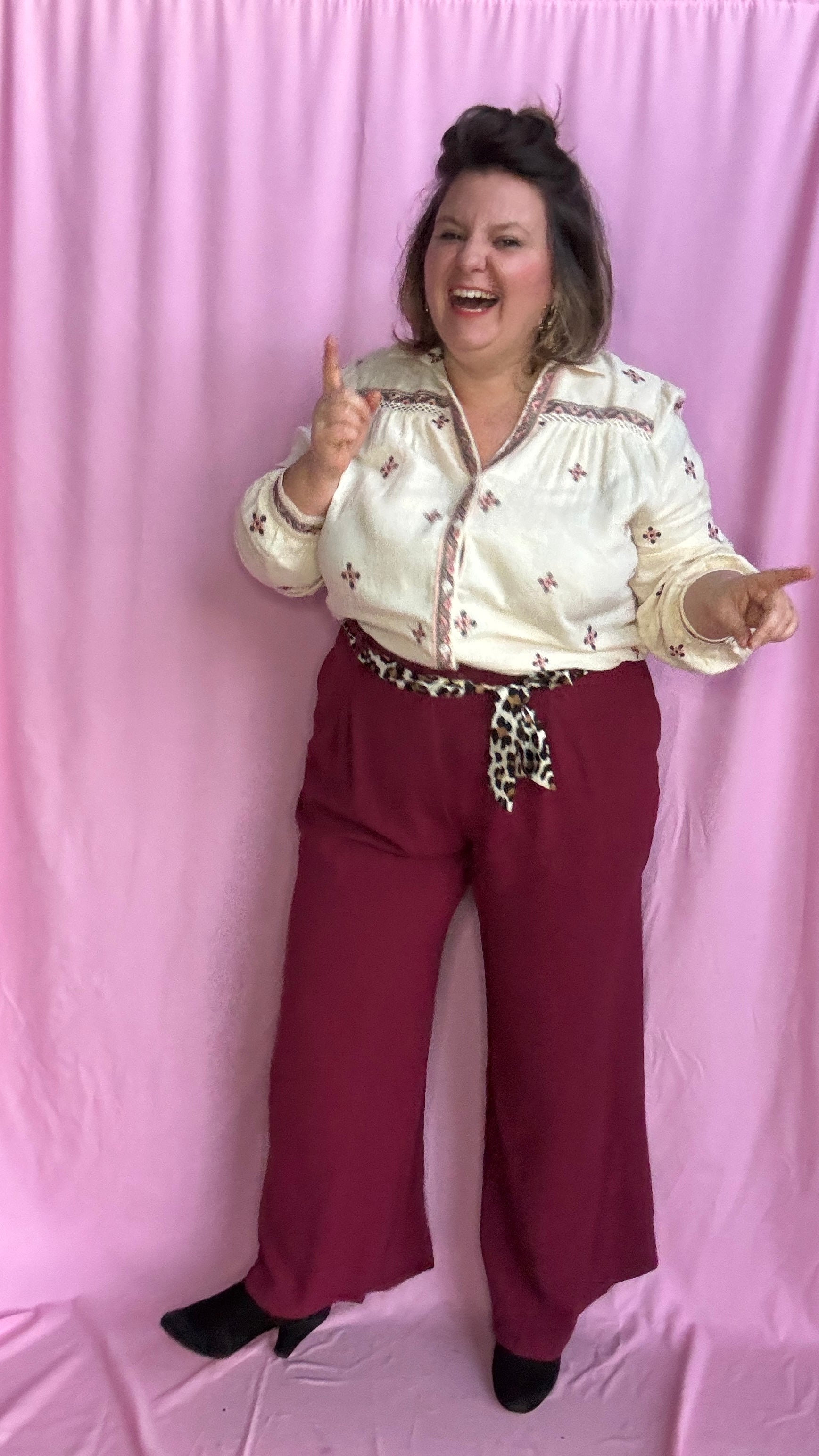 Avec ce pantalon grande taille fluide bordeaux et taille haute, arborez un style coloré et artistique tout en profitant d'un confort incomparable. Original avec sa ceinture léopard