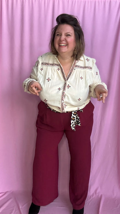 Avec ce pantalon grande taille fluide bordeaux et taille haute, arborez un style coloré et artistique tout en profitant d'un confort incomparable. Original avec sa ceinture léopard