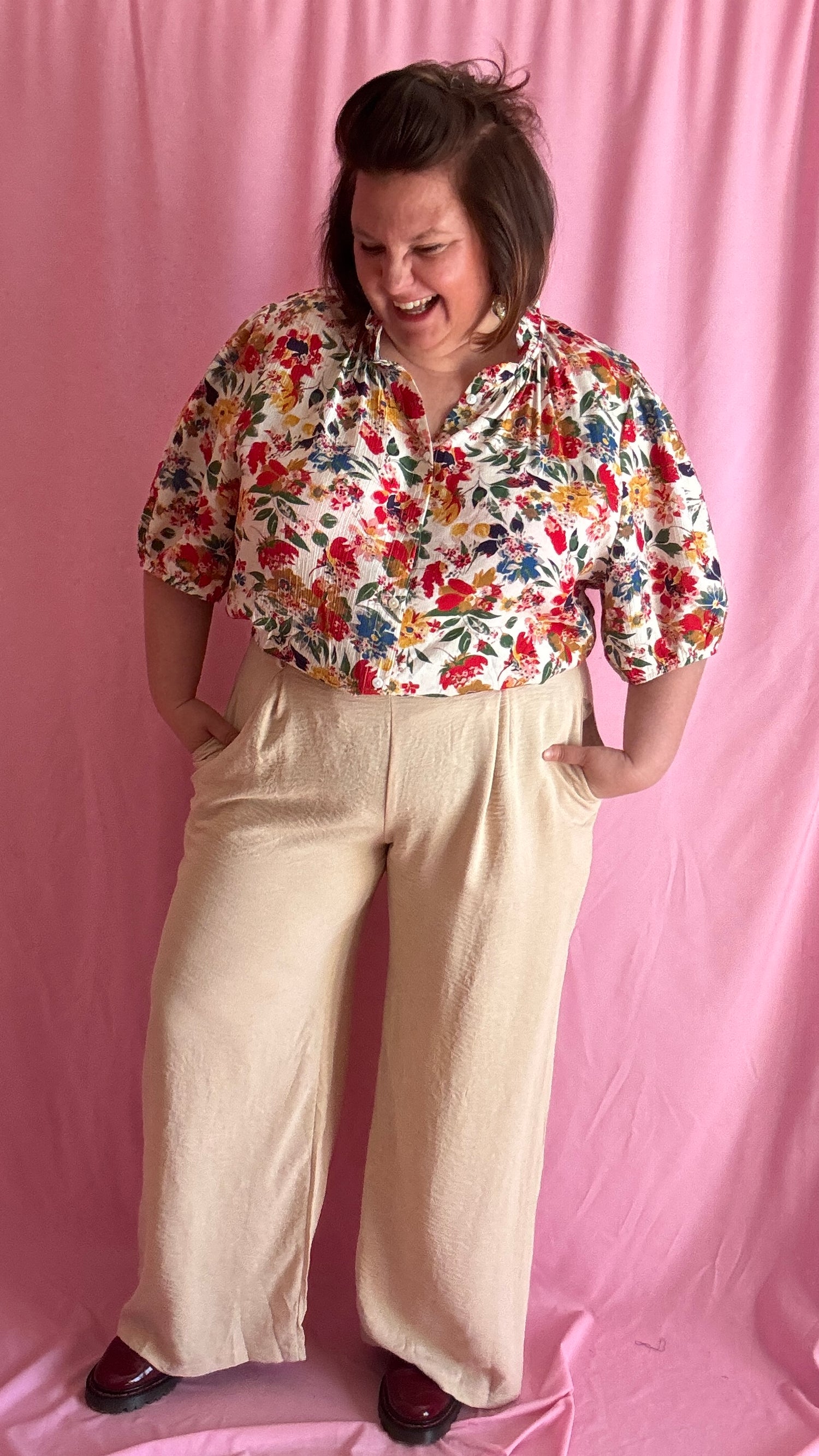 Avec ce pantalon grande taille fluide beige et léopard taille haute, arborez un style coloré et artistique tout en profitant d'un confort incomparable. Idéal pour les femmes qui aiment se démarquer avec des pièces uniques et colorées.