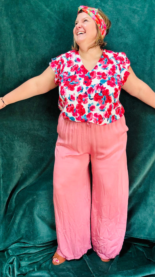 Avec ce pantalon grande taille vieux rose taille haute fluide, affichez un style artistique et vibrant tout en profitant d’un confort incomparable. Parfait pour les femmes qui aiment se démarquer avec des pièces uniques et colorées.