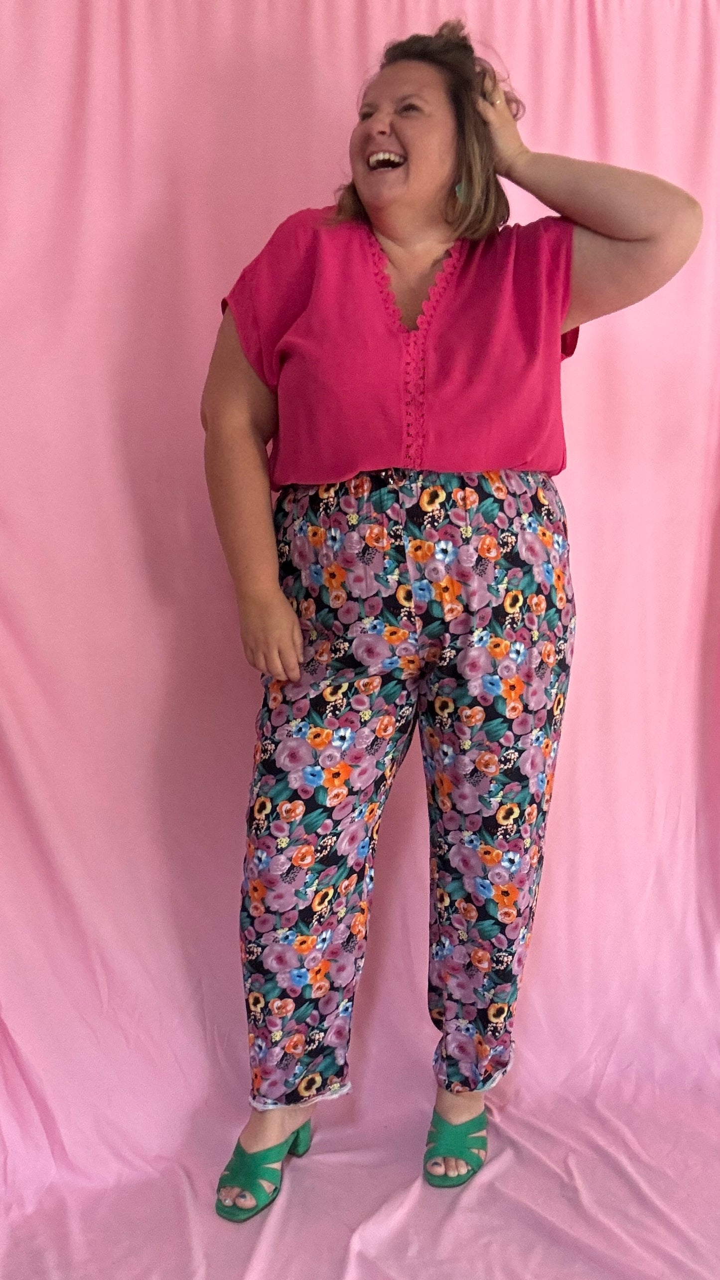 Ce pantalon grande taille aux motifs fleuris rose est le vêtement parfait pour ajouter une touche de créativité et de couleur à vos journées. Ses teintes vives et son confort fluide en font une pièce idéale pour exprimer votre style unique en toute légèreté.