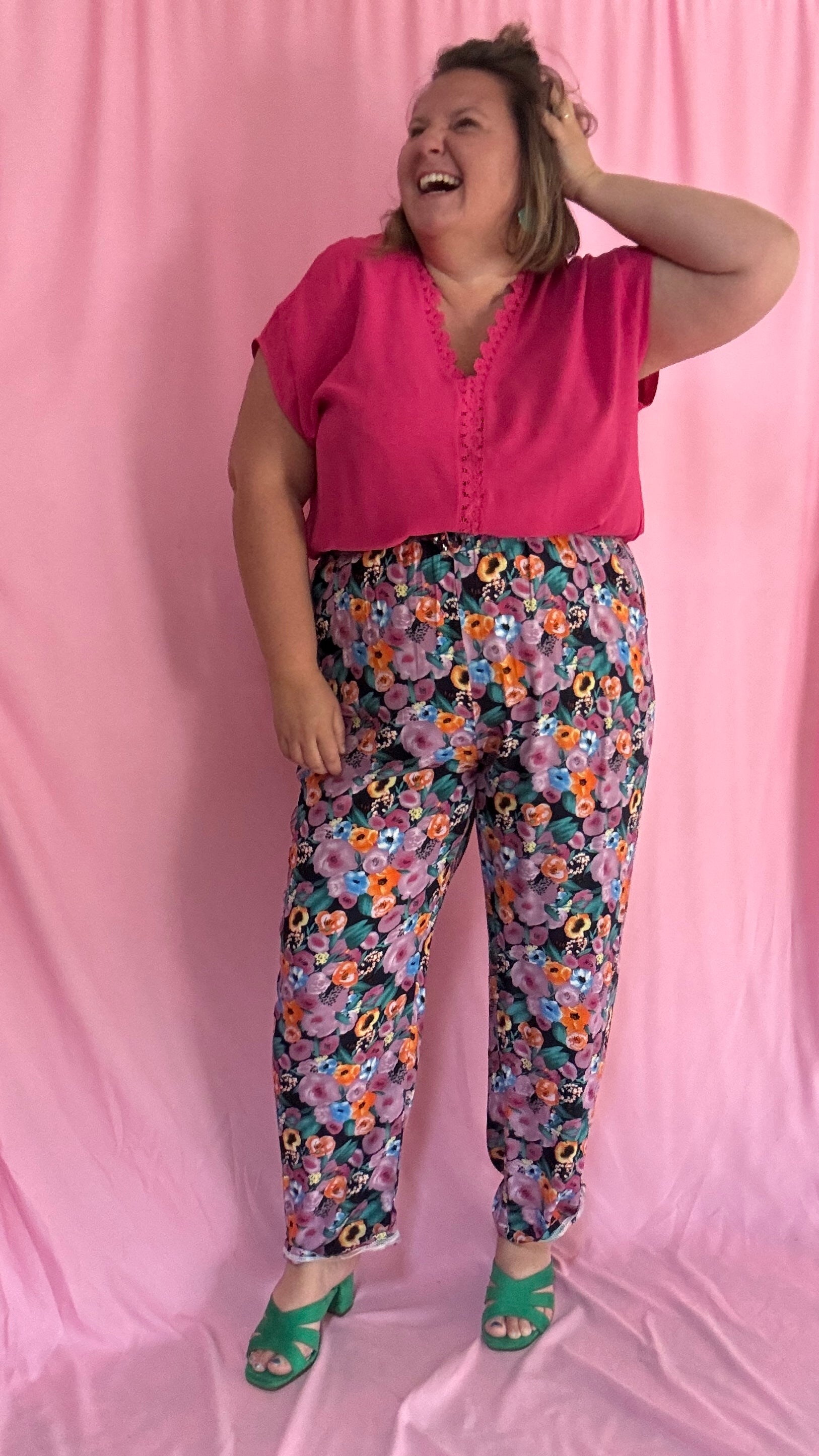 Ce pantalon grande taille aux motifs fleuris rose est le vêtement parfait pour ajouter une touche de créativité et de couleur à vos journées. Ses teintes vives et son confort fluide en font une pièce idéale pour exprimer votre style unique en toute légèreté.
