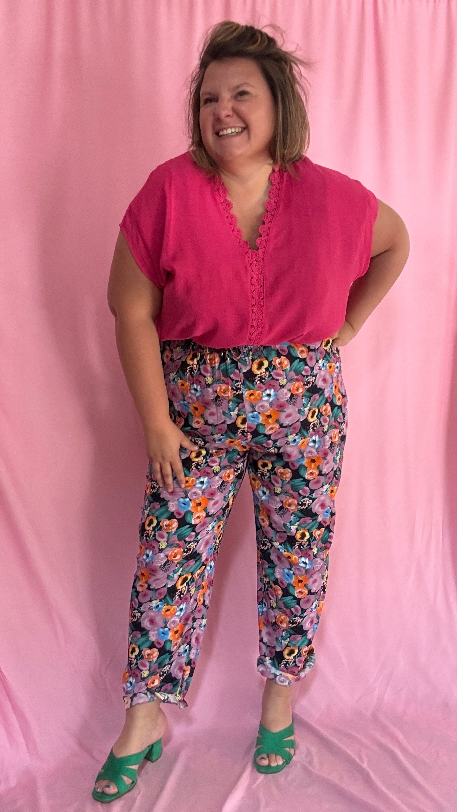 Ce pantalon grande taille aux motifs fleuris rose est le vêtement parfait pour ajouter une touche de créativité et de couleur à vos journées. Ses teintes vives et son confort fluide en font une pièce idéale pour exprimer votre style unique en toute légèreté.