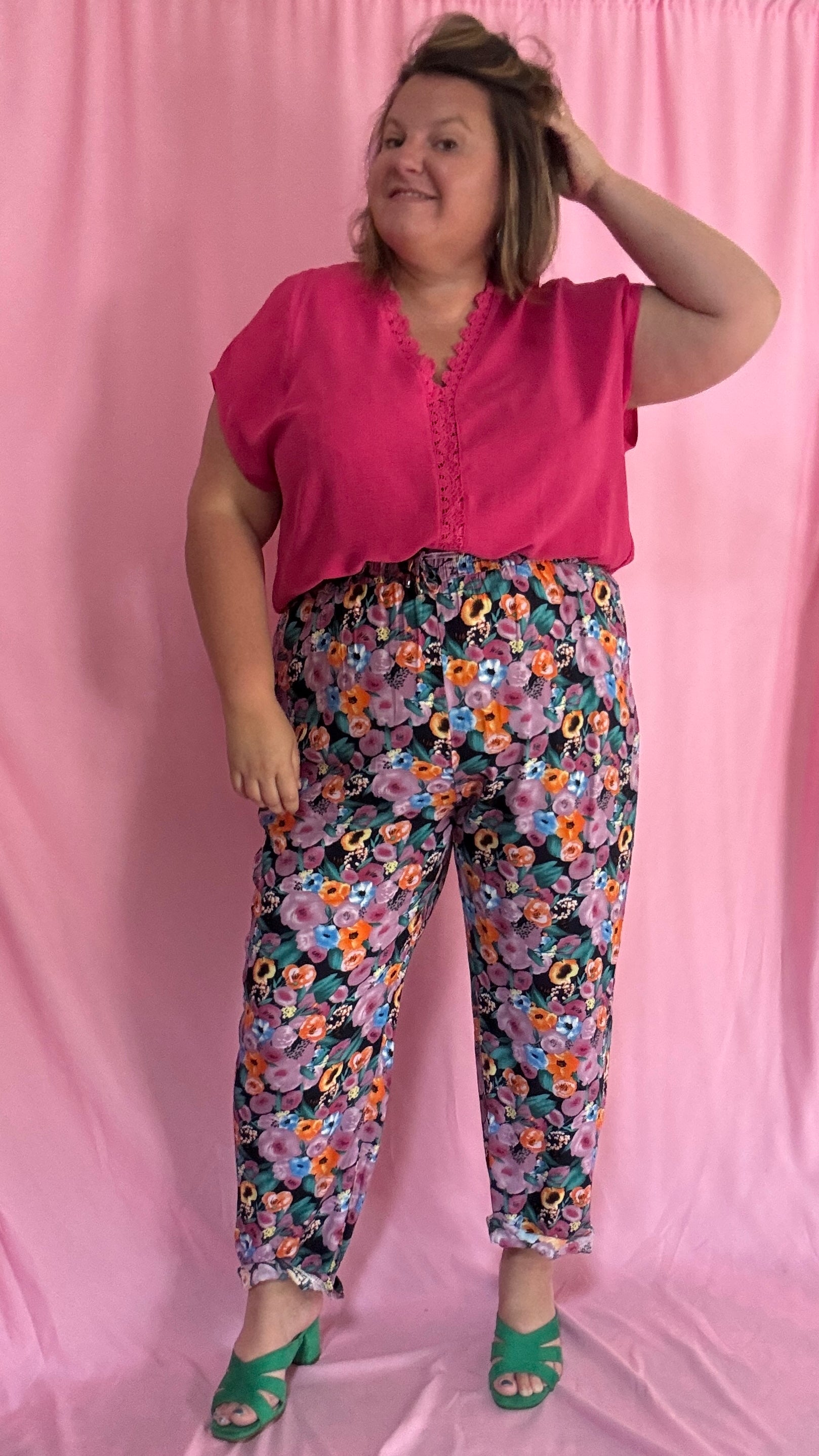 Ce pantalon grande taille aux motifs fleuris rose est le vêtement parfait pour ajouter une touche de créativité et de couleur à vos journées. Ses teintes vives et son confort fluide en font une pièce idéale pour exprimer votre style unique en toute légèreté.