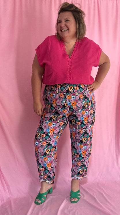 Ce pantalon grande taille aux motifs fleuris rose est le vêtement parfait pour ajouter une touche de créativité et de couleur à vos journées. Ses teintes vives et son confort fluide en font une pièce idéale pour exprimer votre style unique en toute légèreté.