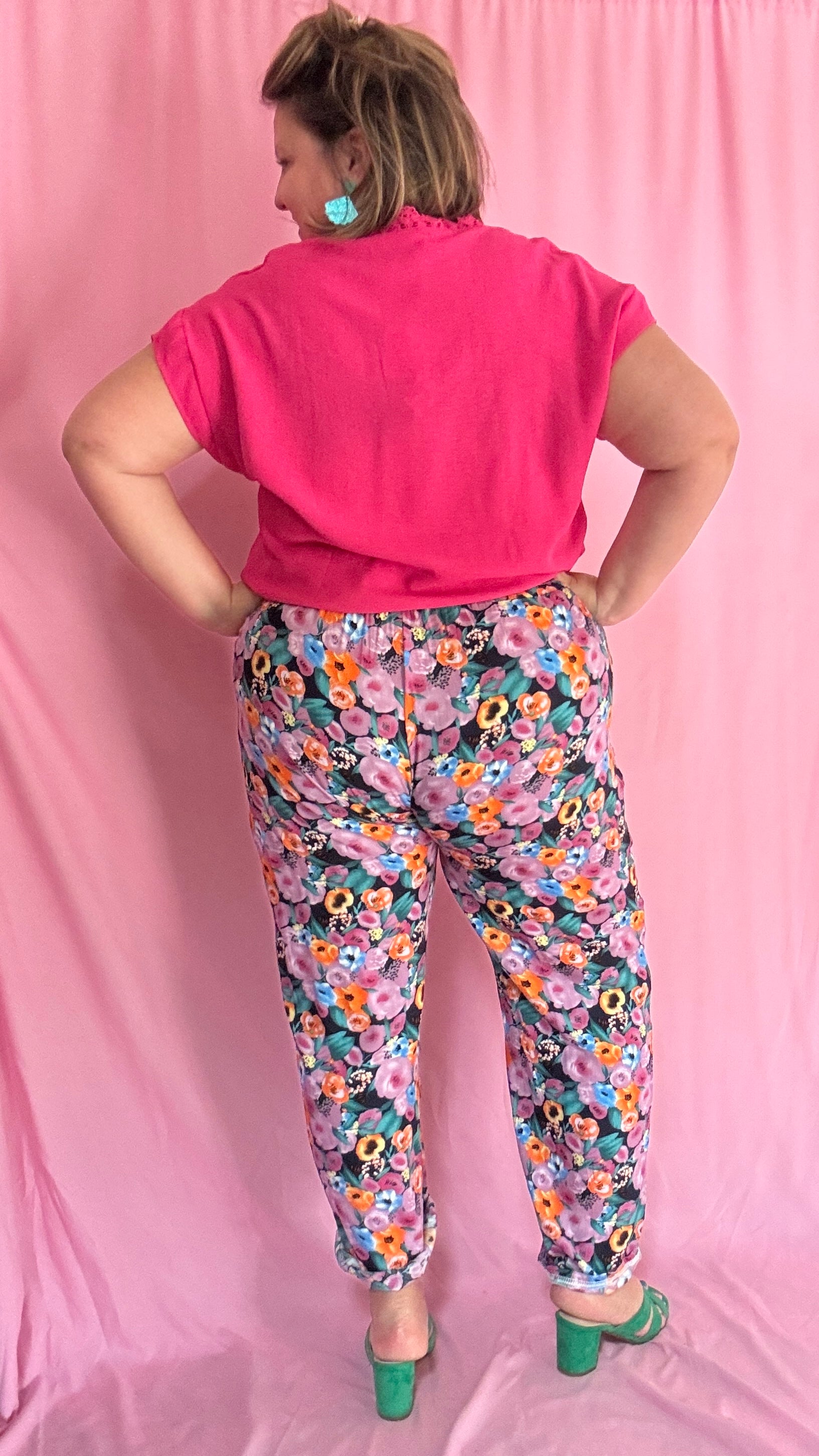 Ce pantalon grande taille aux motifs fleuris rose est le vêtement parfait pour ajouter une touche de créativité et de couleur à vos journées. Ses teintes vives et son confort fluide en font une pièce idéale pour exprimer votre style unique en toute légèreté.