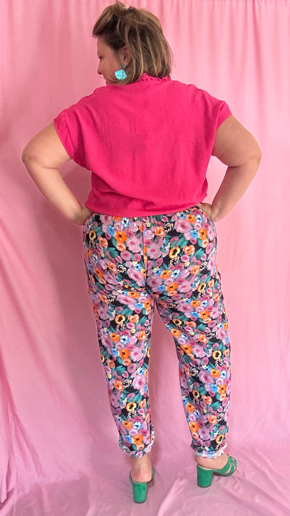 Ce pantalon grande taille aux motifs fleuris rose est le vêtement parfait pour ajouter une touche de créativité et de couleur à vos journées. Ses teintes vives et son confort fluide en font une pièce idéale pour exprimer votre style unique en toute légèreté.