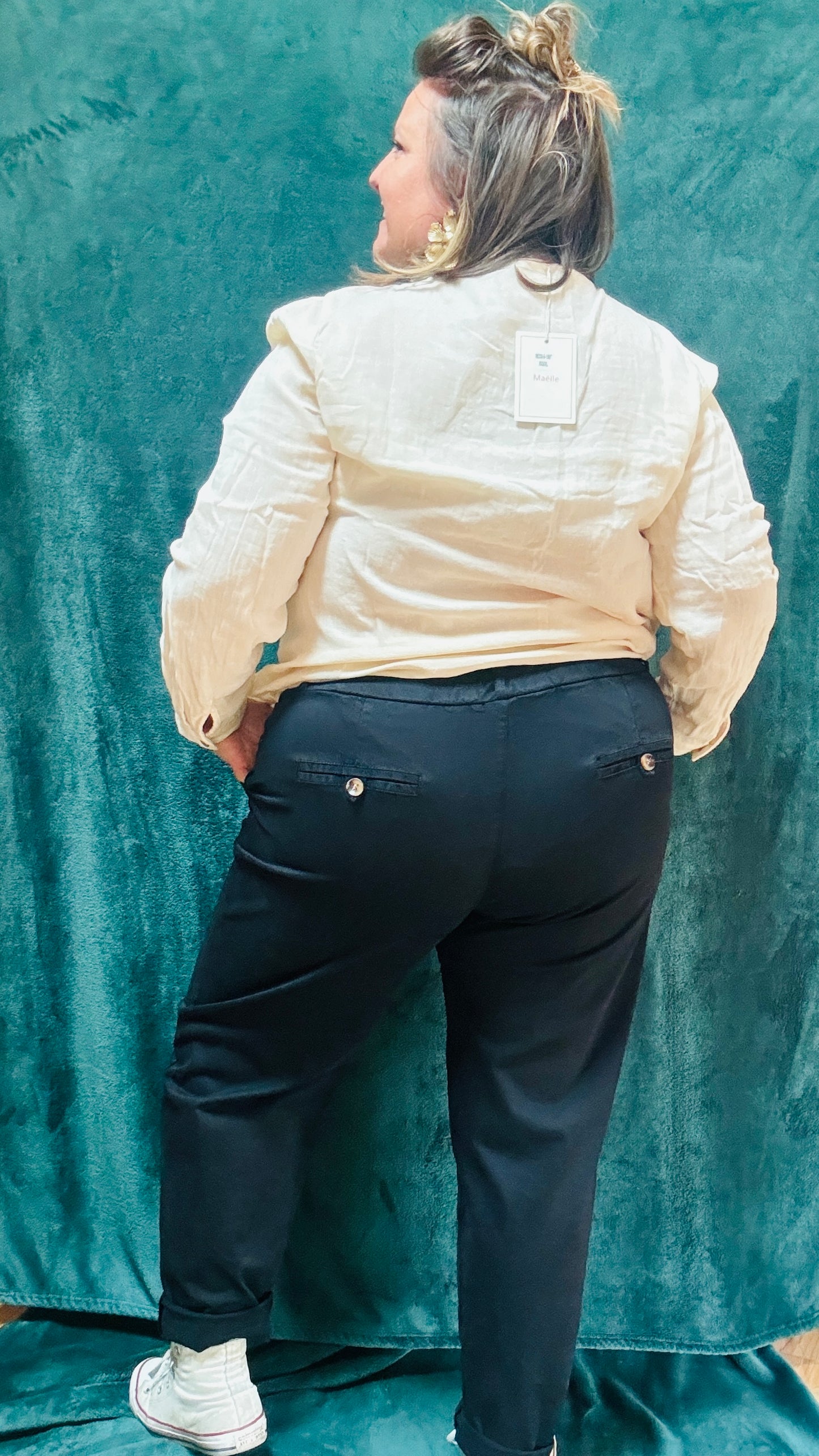 Le pantalon chino grande taille noir en toile de coton allie à merveille style casual et élégance. Parfait pour un usage quotidien ou pour les occasions où vous avez besoin d'un look plus habillé, c'est une pièce polyvalente et confortable à avoir absolument dans votre garde-robe