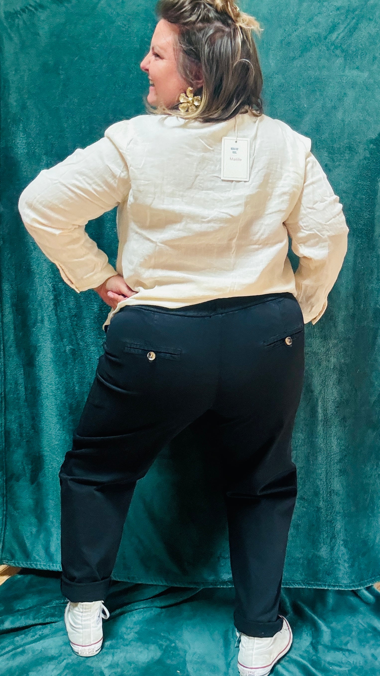 Le pantalon chino grande taille noir en toile de coton allie à merveille style casual et élégance. Parfait pour un usage quotidien ou pour les occasions où vous avez besoin d'un look plus habillé, c'est une pièce polyvalente et confortable à avoir absolument dans votre garde-robe