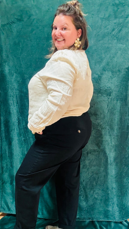 Le pantalon chino grande taille noir en toile de coton allie à merveille style casual et élégance. Parfait pour un usage quotidien ou pour les occasions où vous avez besoin d'un look plus habillé, c'est une pièce polyvalente et confortable à avoir absolument dans votre garde-robe