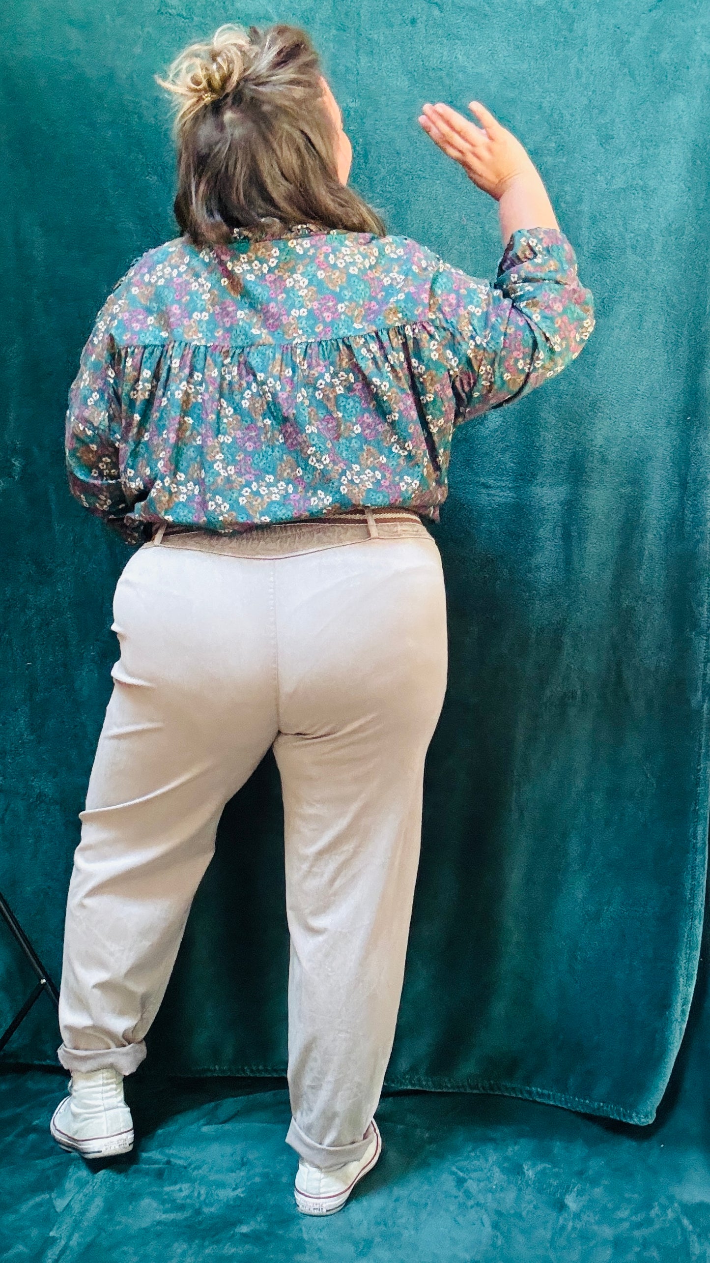 Ce pantalon chino grande taille beige légèrement oversize est l'allié parfait pour un style confortable et tendance au quotidien. Son look décontracté et sa toile 100% coton en font une pièce idéale pour le travail comme pour les moments de détente.