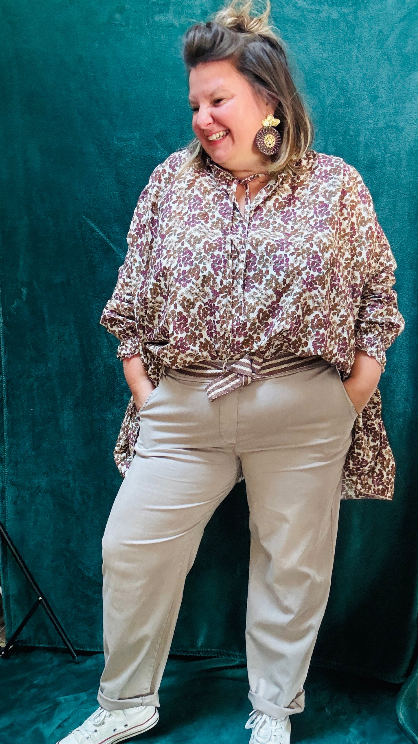 Ce pantalon chino grande taille beige légèrement oversize est l'allié parfait pour un style confortable et tendance au quotidien. Son look décontracté et sa toile 100% coton en font une pièce idéale pour le travail comme pour les moments de détente.