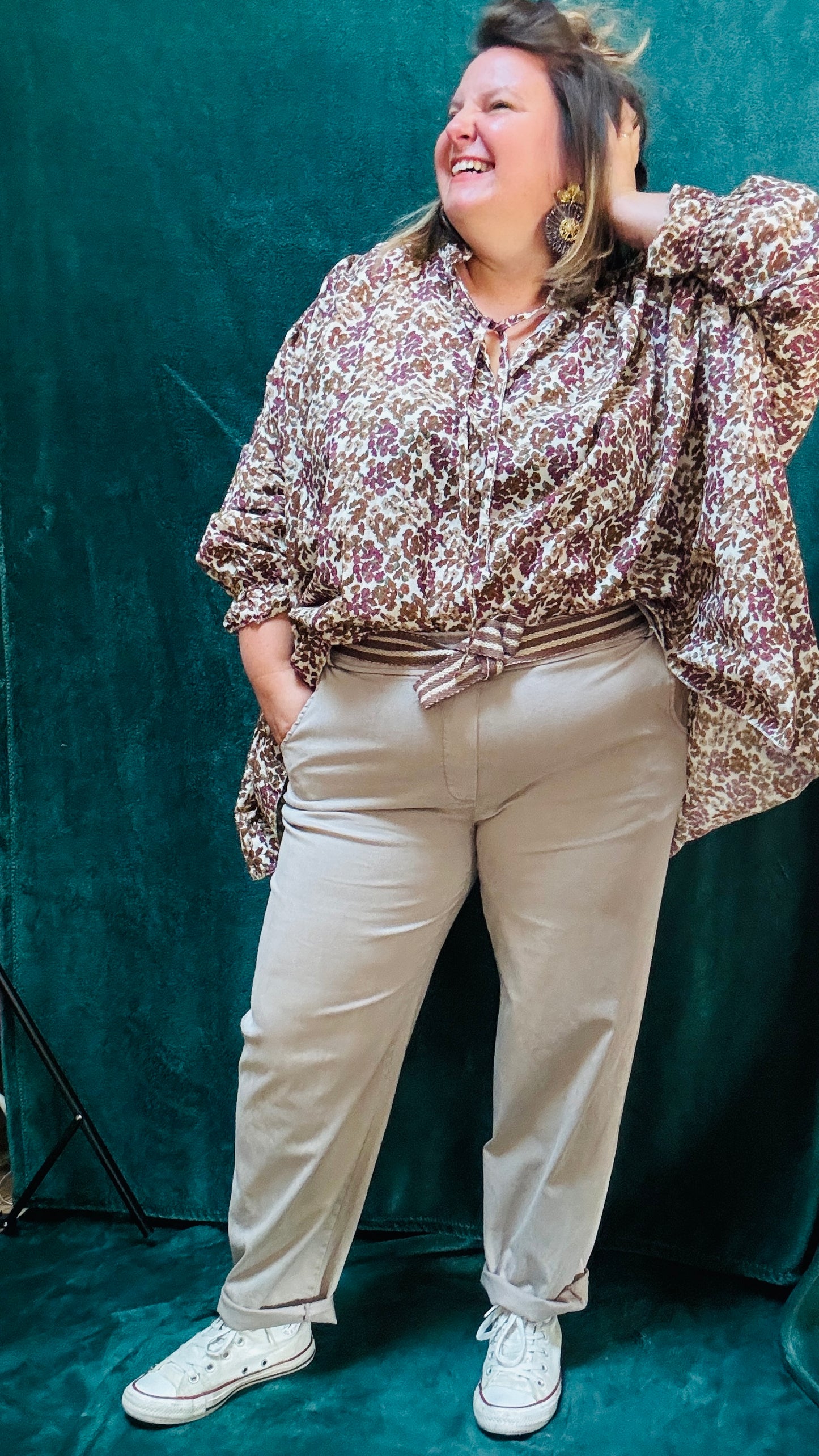 Ce pantalon chino grande taille beige légèrement oversize est l'allié parfait pour un style confortable et tendance au quotidien. Son look décontracté et sa toile 100% coton en font une pièce idéale pour le travail comme pour les moments de détente.