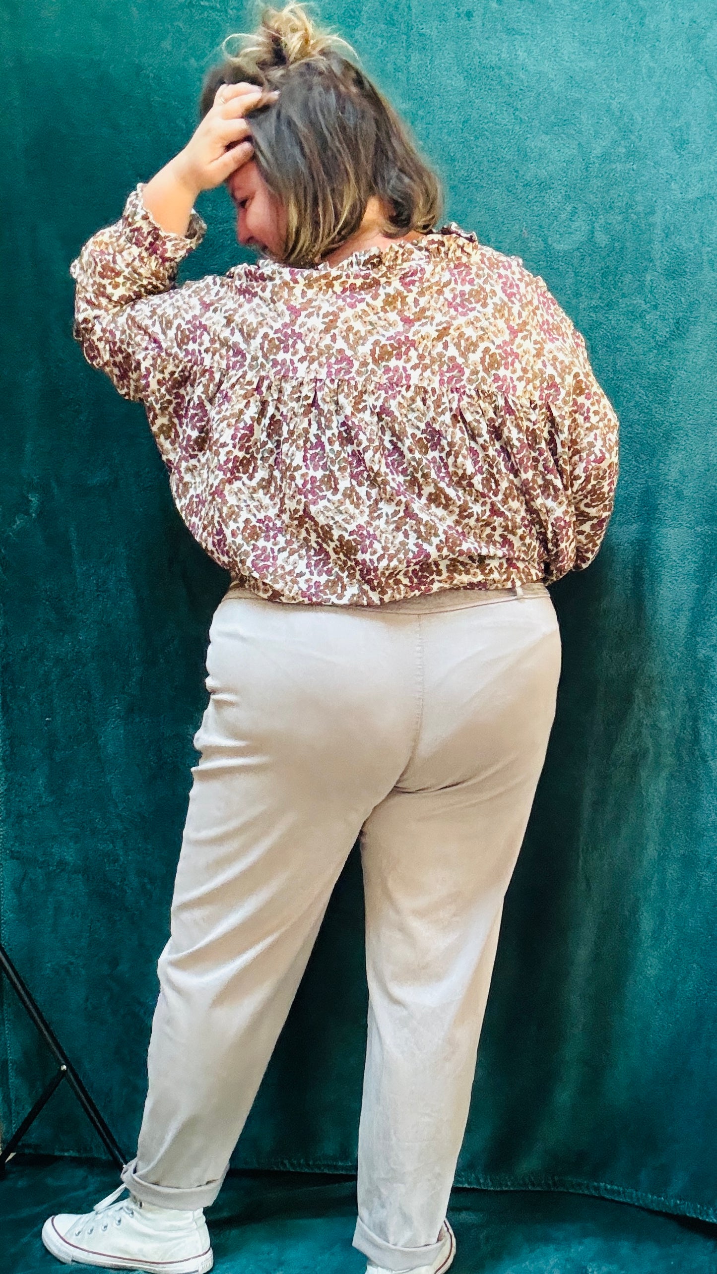 Ce pantalon chino grande taille beige légèrement oversize est l'allié parfait pour un style confortable et tendance au quotidien. Son look décontracté et sa toile 100% coton en font une pièce idéale pour le travail comme pour les moments de détente.