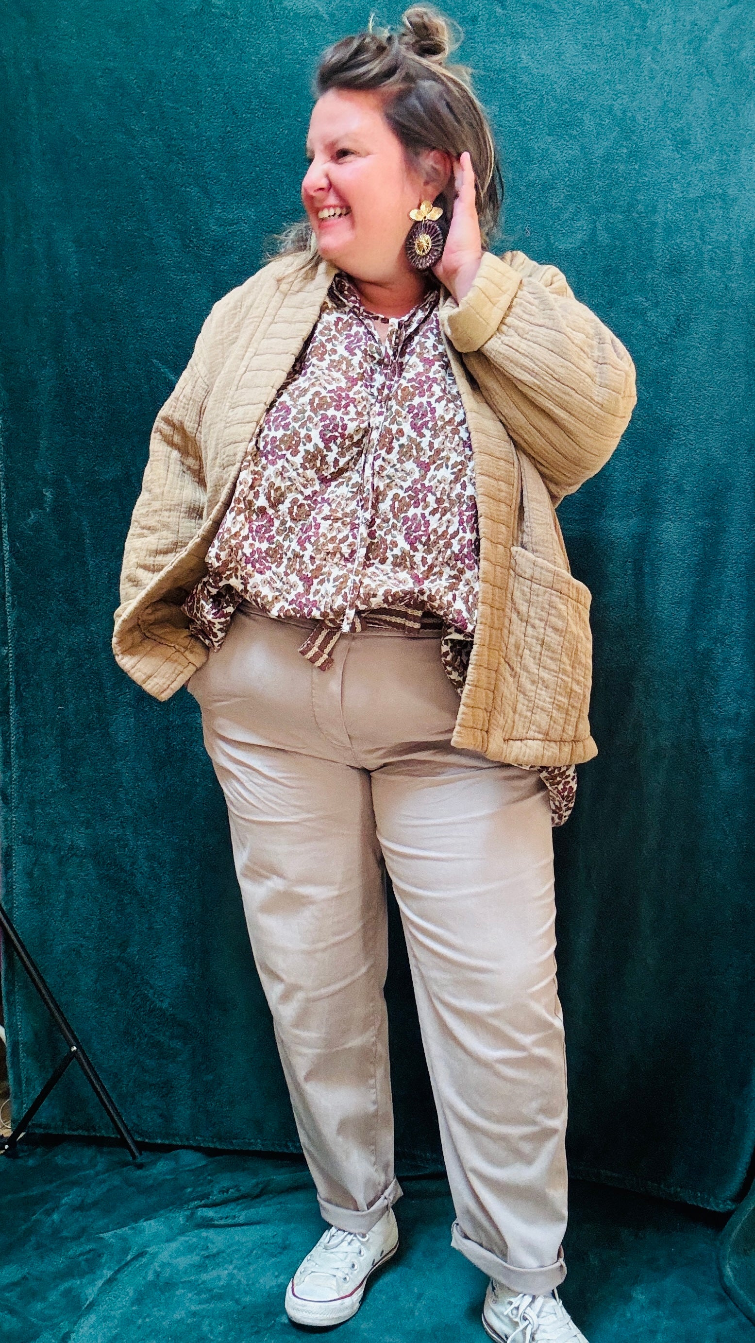 Ce pantalon chino grande taille beige légèrement oversize est l'allié parfait pour un style confortable et tendance au quotidien. Son look décontracté et sa toile 100% coton en font une pièce idéale pour le travail comme pour les moments de détente.