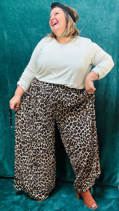 Avec ce pantalon fluide grande taille à motif léopard, adoptez un style glamour et audacieux, parfait pour l’automne et les occasions où vous souhaitez vous démarquer.