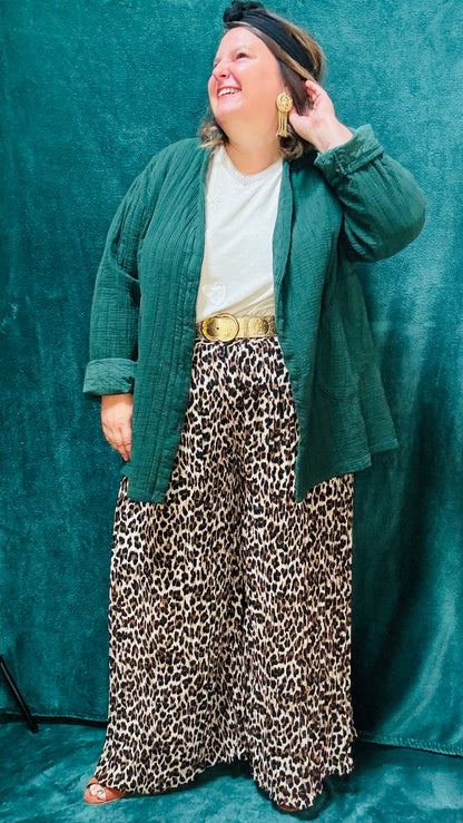 Avec ce pantalon fluide grande taille à motif léopard, adoptez un style glamour et audacieux, parfait pour l’automne et les occasions où vous souhaitez vous démarquer.