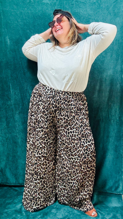 Avec ce pantalon fluide grande taille à motif léopard, adoptez un style glamour et audacieux, parfait pour l’automne et les occasions où vous souhaitez vous démarquer.