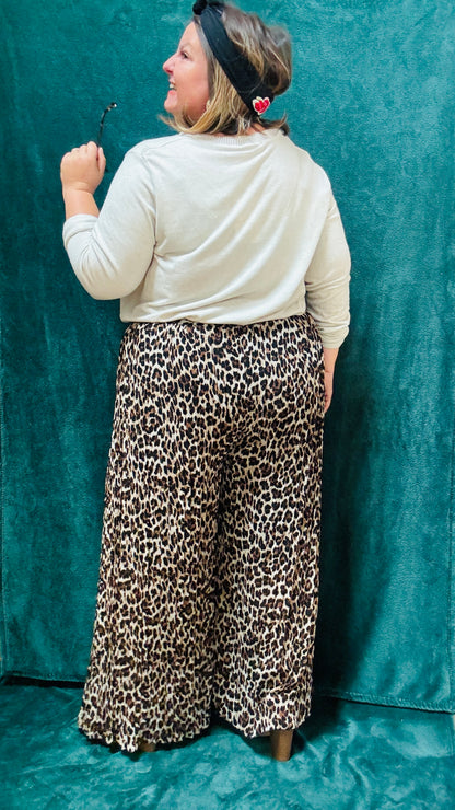 Avec ce pantalon fluide grande taille à motif léopard, adoptez un style glamour et audacieux, parfait pour l’automne et les occasions où vous souhaitez vous démarquer.