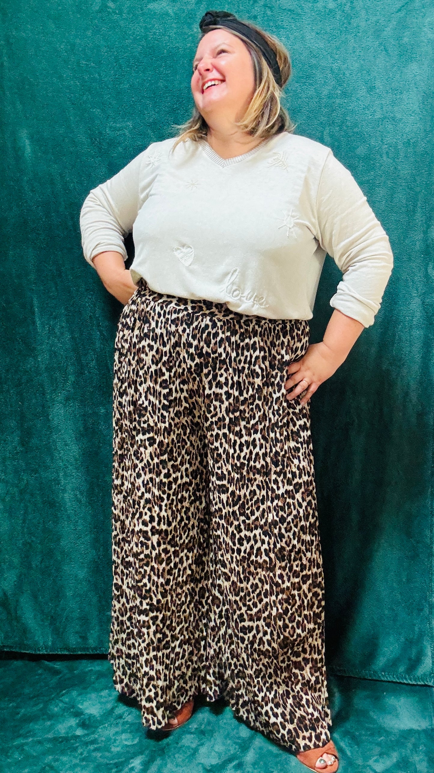 Avec ce pantalon fluide grande taille à motif léopard, adoptez un style glamour et audacieux, parfait pour l’automne et les occasions où vous souhaitez vous démarquer.