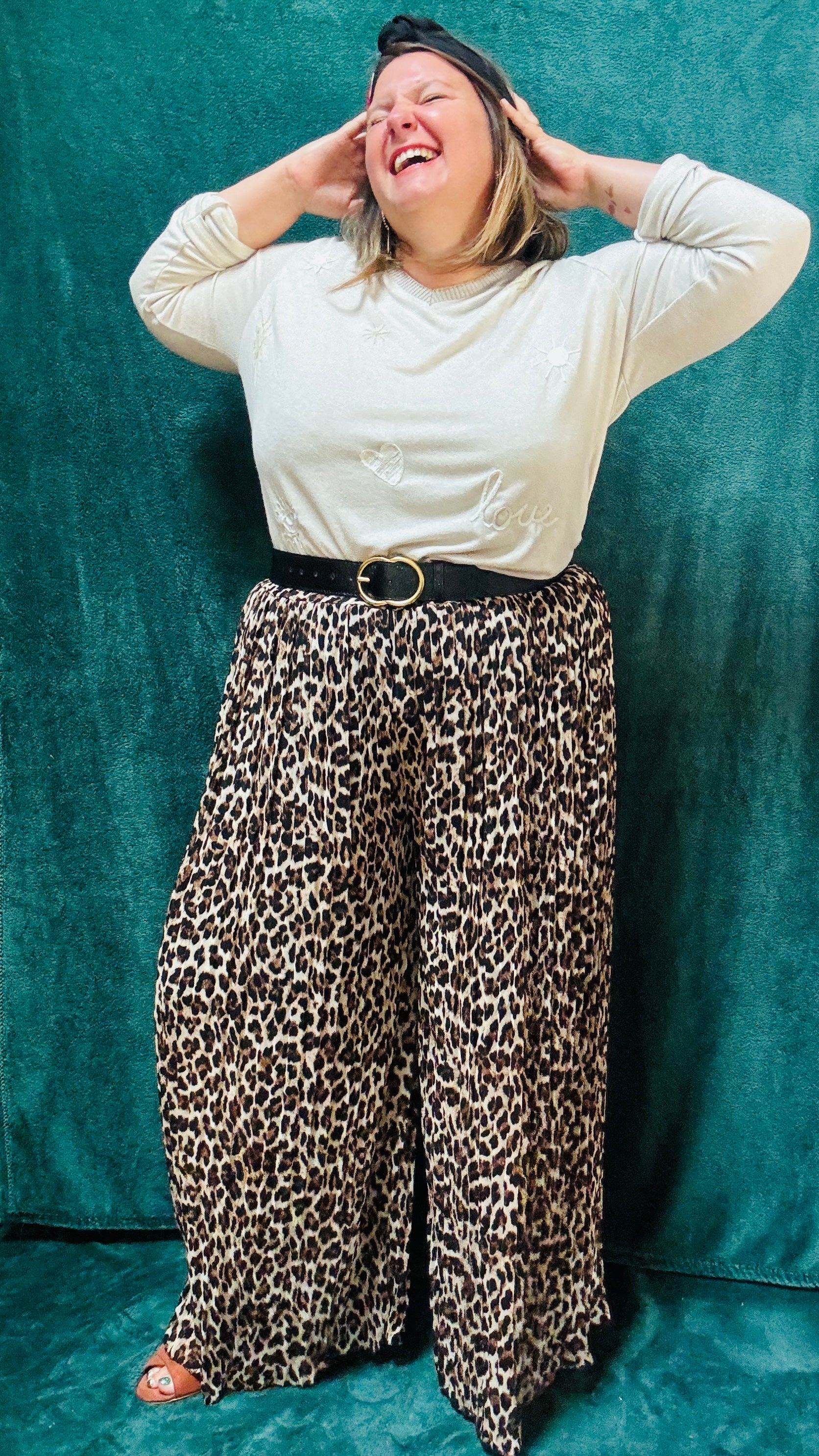 Avec ce pantalon fluide grande taille à motif léopard, adoptez un style glamour et audacieux, parfait pour l’automne et les occasions où vous souhaitez vous démarquer.