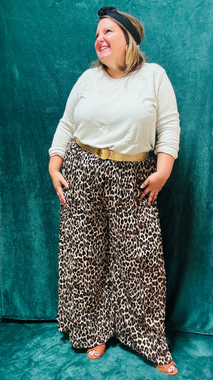 Avec ce pantalon fluide grande taille à motif léopard, adoptez un style glamour et audacieux, parfait pour l’automne et les occasions où vous souhaitez vous démarquer.