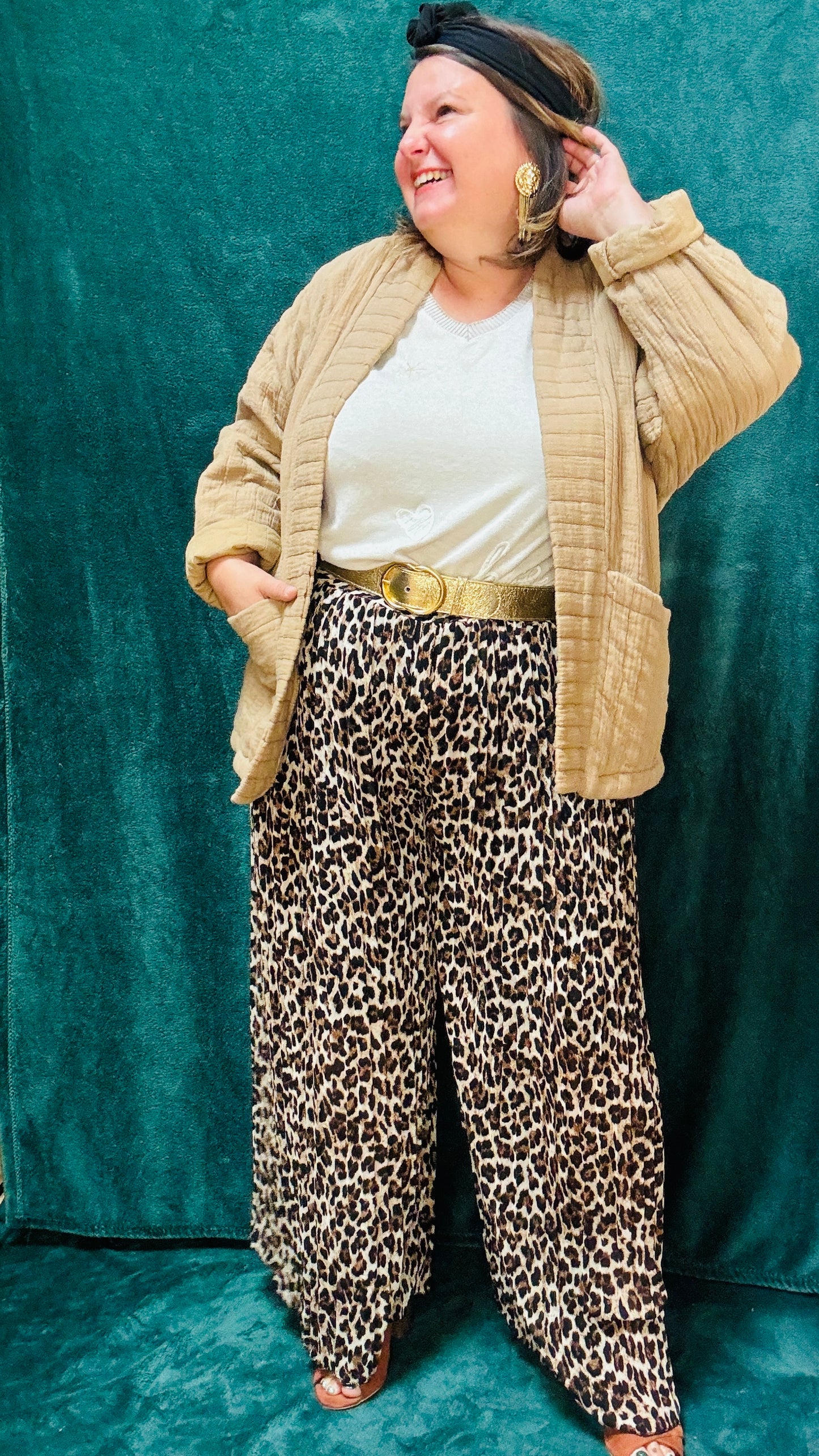 Avec ce pantalon fluide grande taille à motif léopard, adoptez un style glamour et audacieux, parfait pour l’automne et les occasions où vous souhaitez vous démarquer.