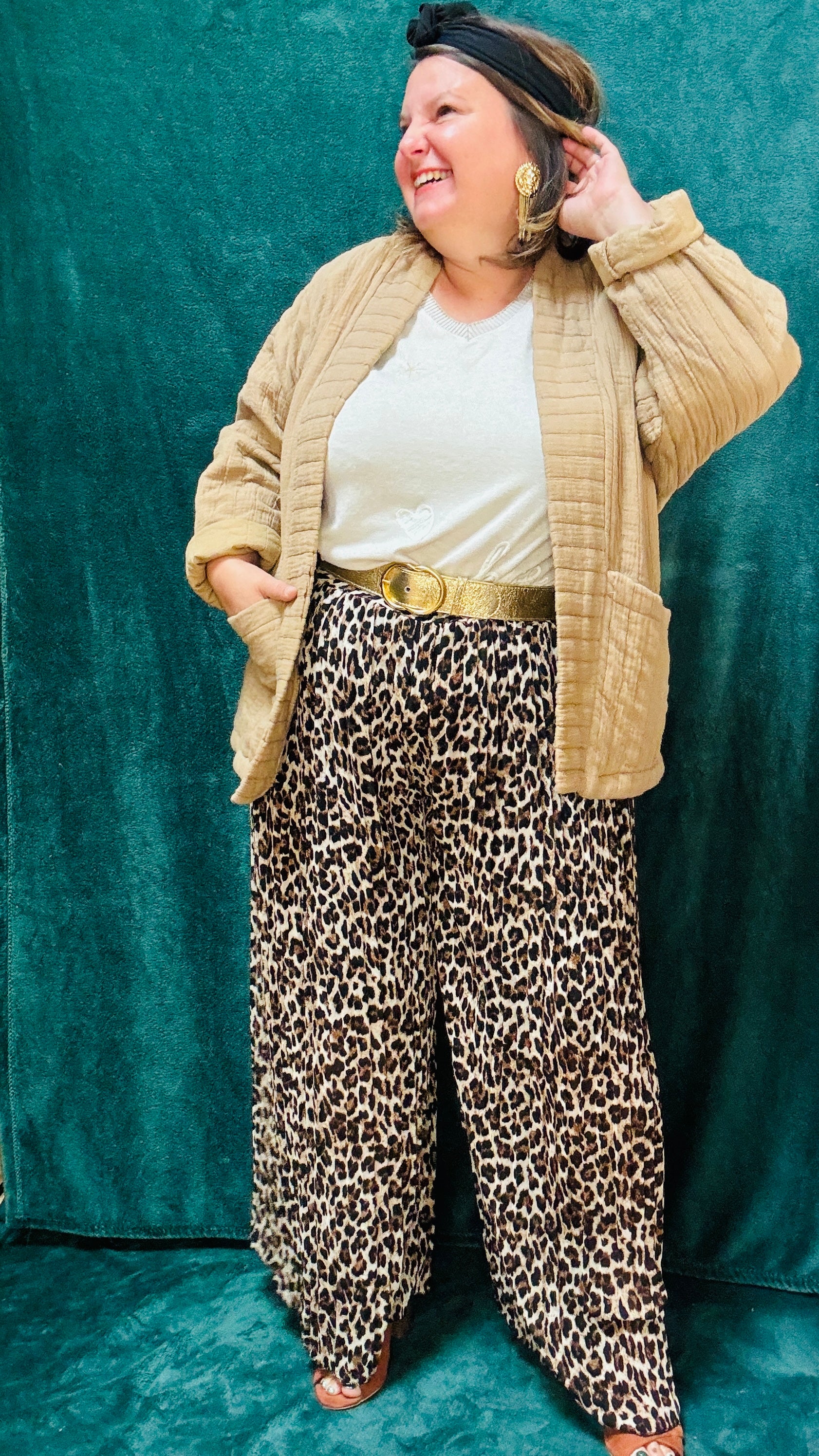 Avec ce pantalon fluide grande taille à motif léopard, adoptez un style glamour et audacieux, parfait pour l’automne et les occasions où vous souhaitez vous démarquer.