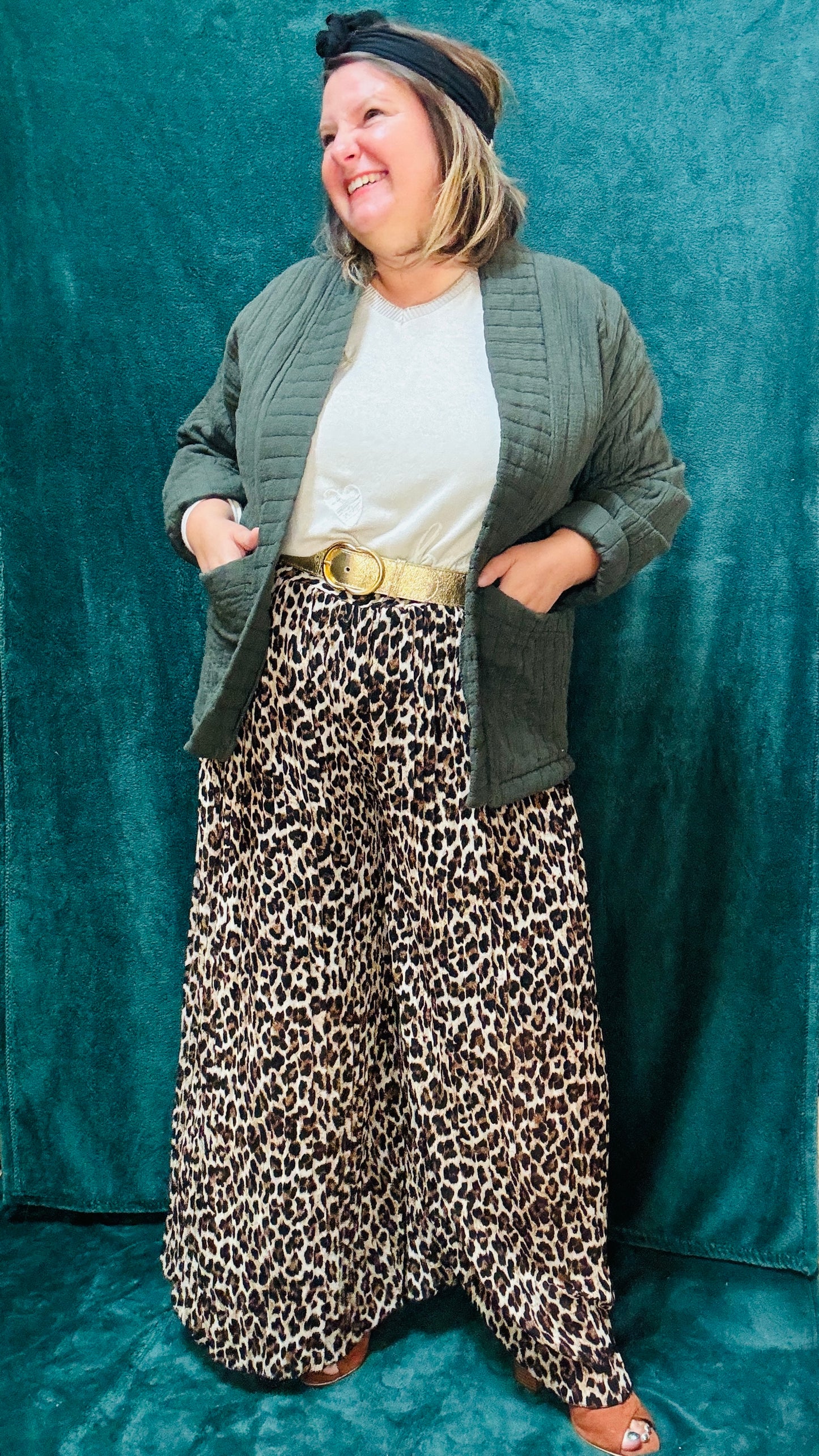 Avec ce pantalon fluide grande taille à motif léopard, adoptez un style glamour et audacieux, parfait pour l’automne et les occasions où vous souhaitez vous démarquer.