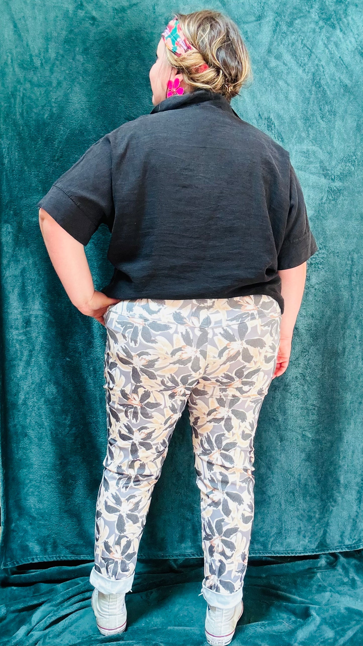 Avec ce pantalon grande taille à motifs feuilles, alliez style et confort pour toutes vos activités quotidiennes. Exprimez votre créativité tout en profitant d'un ajustement parfait et d'un confort incomparable.