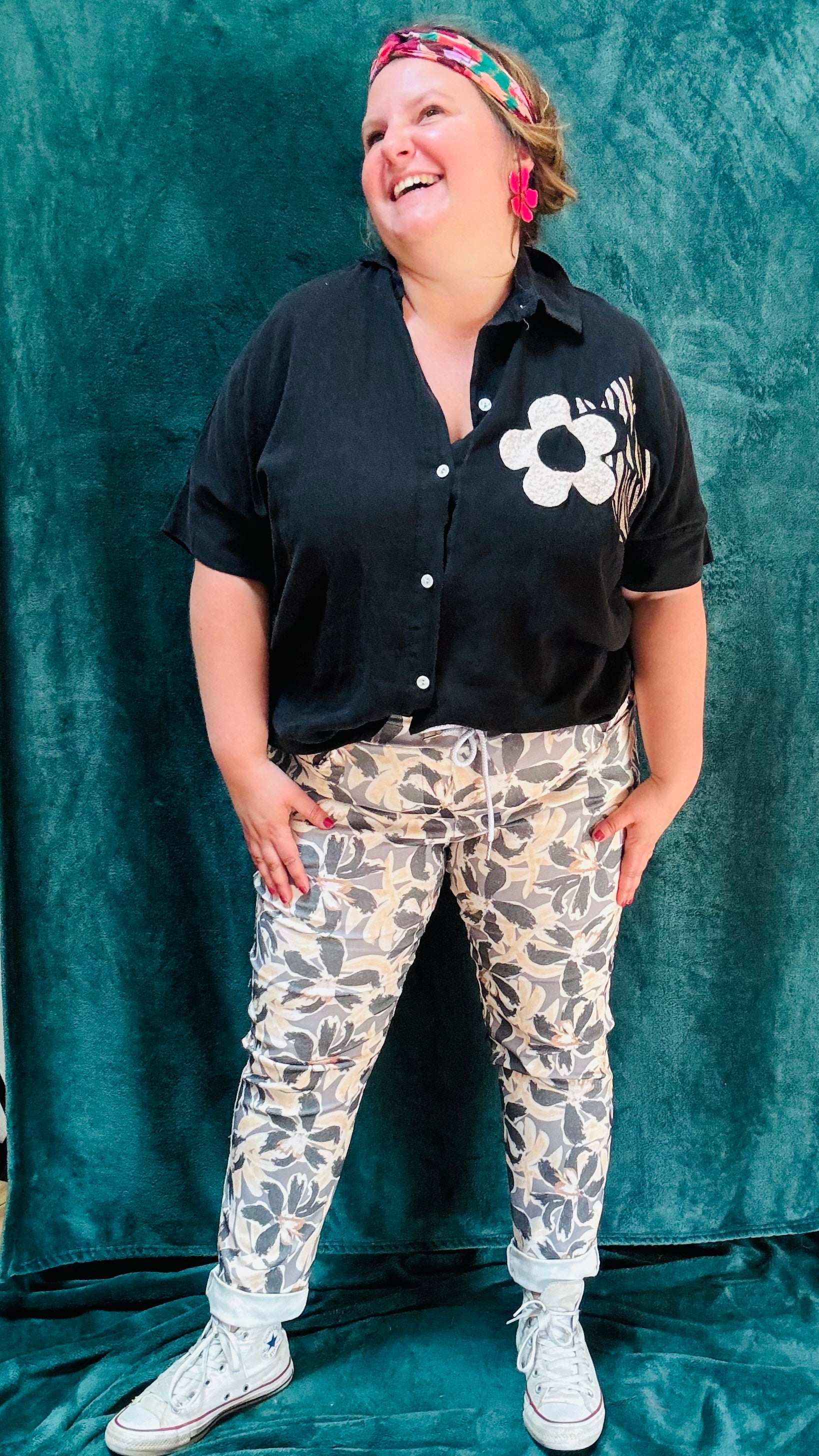 Avec ce pantalon grande taille à motifs feuilles, alliez style et confort pour toutes vos activités quotidiennes. Exprimez votre créativité tout en profitant d'un ajustement parfait et d'un confort incomparable.