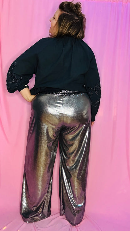 Laissez-vous séduire par ce pantalon grande taille coloré à paillettes argentés , une pièce phare pour exprimer votre personnalité rayonnante . Qu'il s'agisse de briller lors d'une soirée ou d'ajouter une note d'éclat à votre quotidien, ce pantalon allie style, confort et originalité.