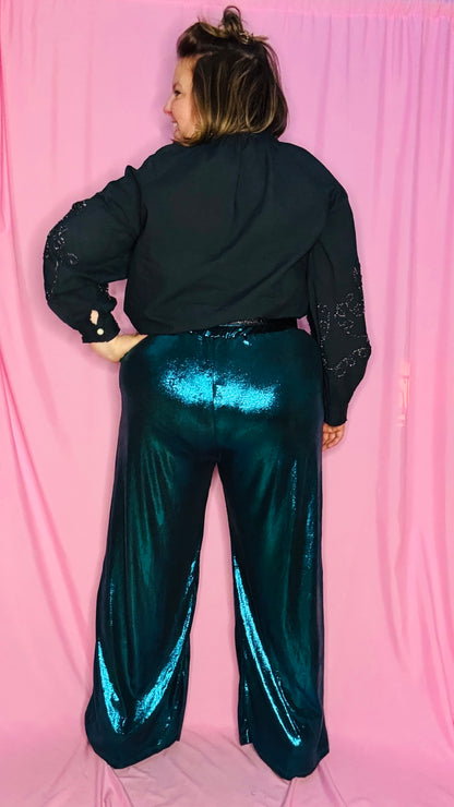 Laissez-vous séduire par ce pantalon grande taille coloré à paillettes bleu canard , une pièce phare pour exprimer votre personnalité rayonnante . Qu'il s'agisse de briller lors d'une soirée ou d'ajouter une note d'éclat à votre quotidien, ce pantalon allie style, confort et originalité.