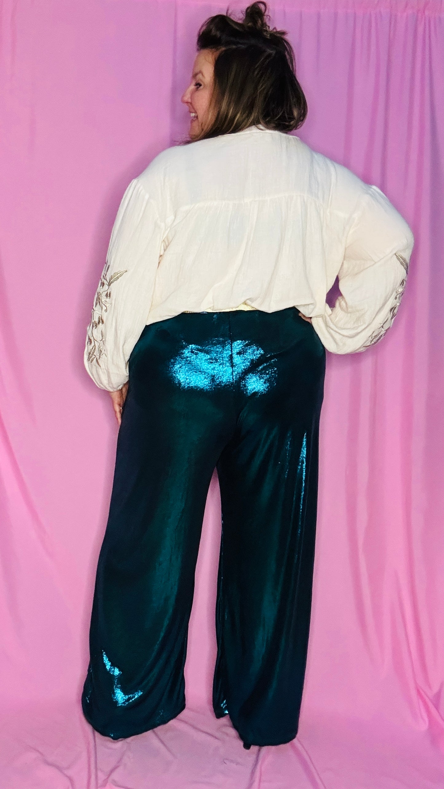 Laissez-vous séduire par ce pantalon grande taille coloré à paillettes bleu canard , une pièce phare pour exprimer votre personnalité rayonnante . Qu'il s'agisse de briller lors d'une soirée ou d'ajouter une note d'éclat à votre quotidien, ce pantalon allie style, confort et originalité.