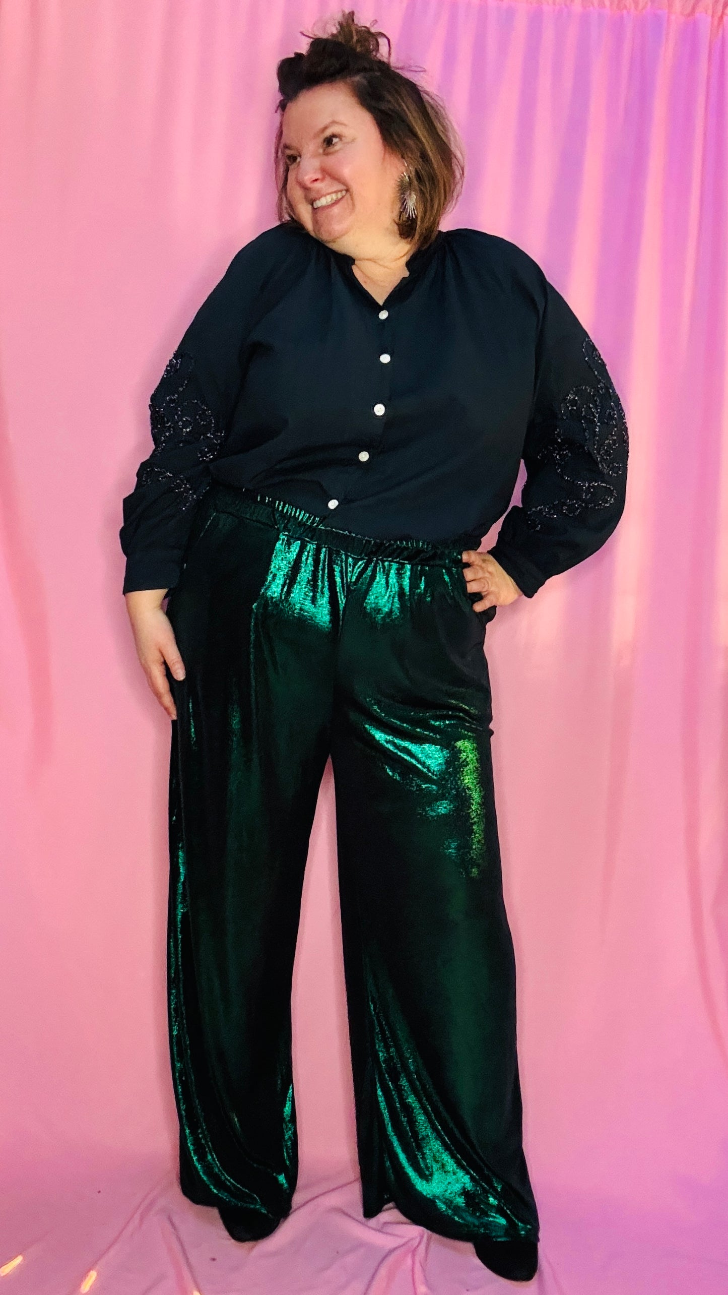 Laissez-vous séduire par ce pantalon grande taille coloré à paillettes vert foncé, une pièce phare pour exprimer votre personnalité rayonnante . Qu'il s'agisse de briller lors d'une soirée ou d'ajouter une note d'éclat à votre quotidien, ce pantalon allie style, confort et originalité.