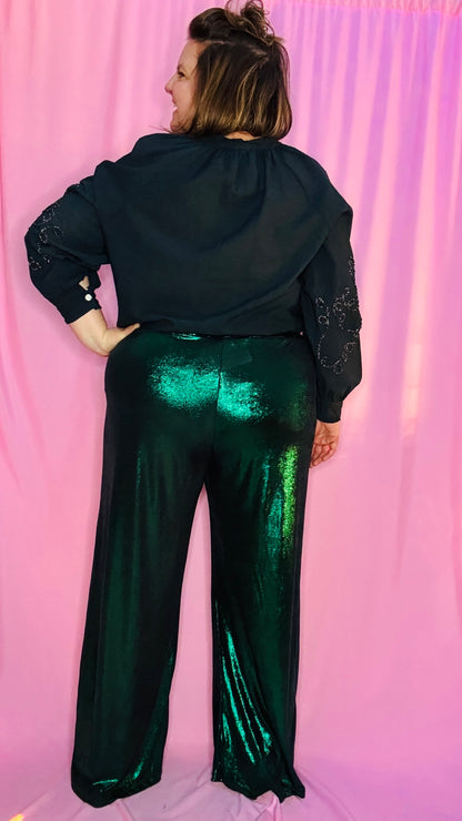 Laissez-vous séduire par ce pantalon grande taille coloré à paillettes vert foncé, une pièce phare pour exprimer votre personnalité rayonnante . Qu'il s'agisse de briller lors d'une soirée ou d'ajouter une note d'éclat à votre quotidien, ce pantalon allie style, confort et originalité.