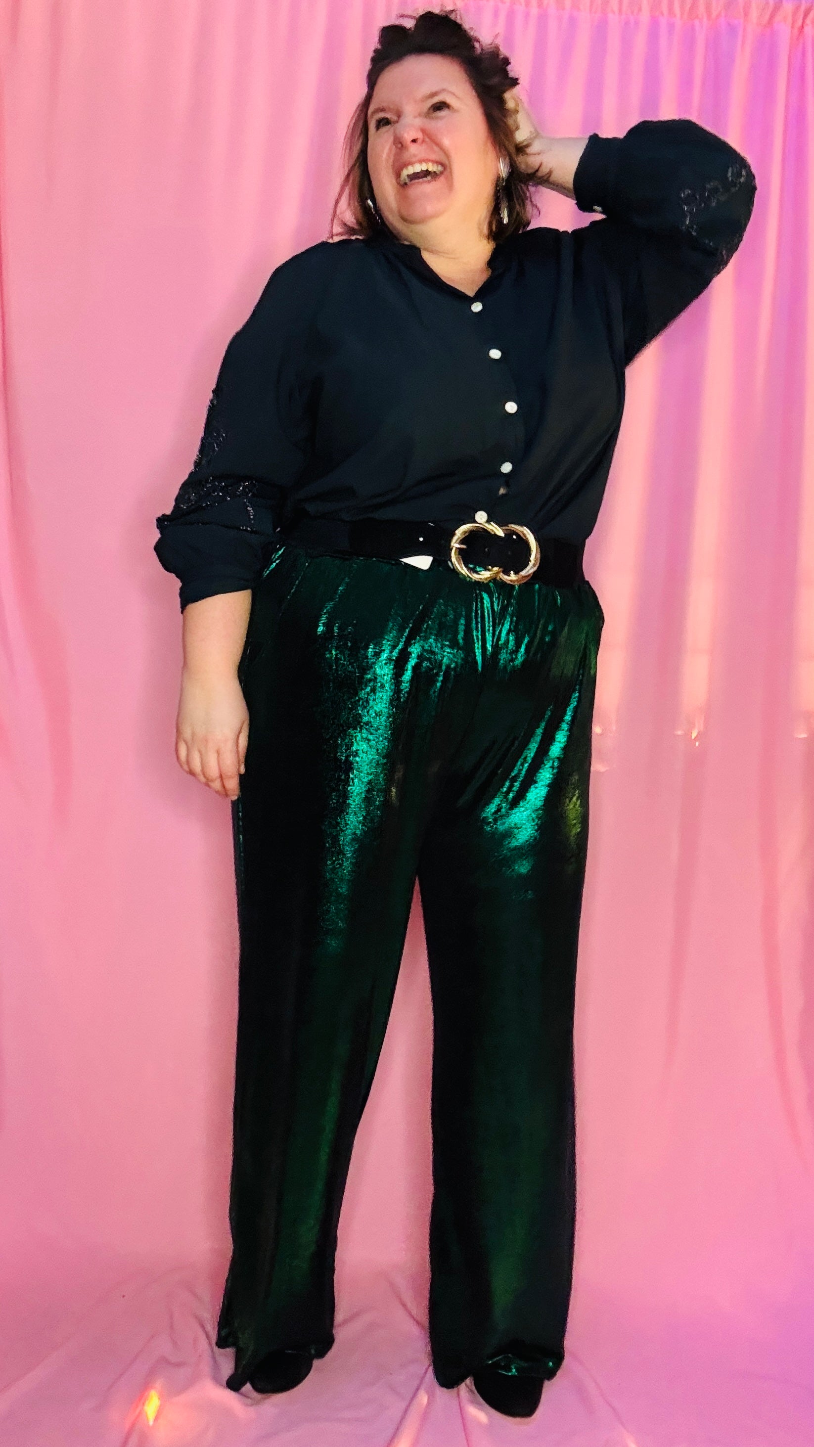 Laissez-vous séduire par ce pantalon grande taille coloré à paillettes vert foncé, une pièce phare pour exprimer votre personnalité rayonnante . Qu'il s'agisse de briller lors d'une soirée ou d'ajouter une note d'éclat à votre quotidien, ce pantalon allie style, confort et originalité.