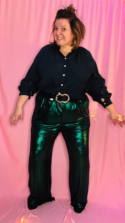 Laissez-vous séduire par ce pantalon grande taille coloré à paillettes vert foncé, une pièce phare pour exprimer votre personnalité rayonnante . Qu'il s'agisse de briller lors d'une soirée ou d'ajouter une note d'éclat à votre quotidien, ce pantalon allie style, confort et originalité.