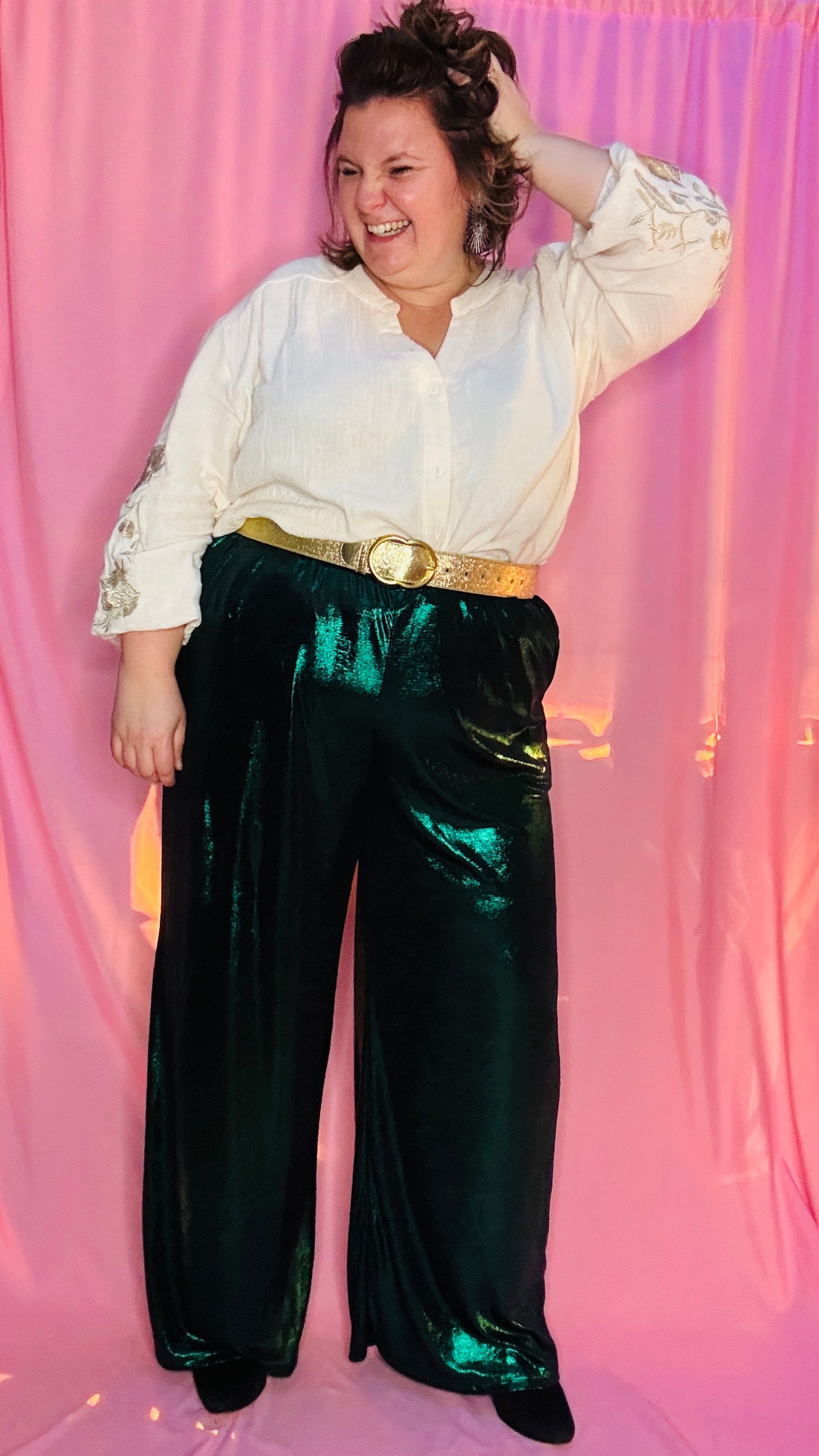 Laissez-vous séduire par ce pantalon grande taille coloré à paillettes vert foncé, une pièce phare pour exprimer votre personnalité rayonnante . Qu'il s'agisse de briller lors d'une soirée ou d'ajouter une note d'éclat à votre quotidien, ce pantalon allie style, confort et originalité.