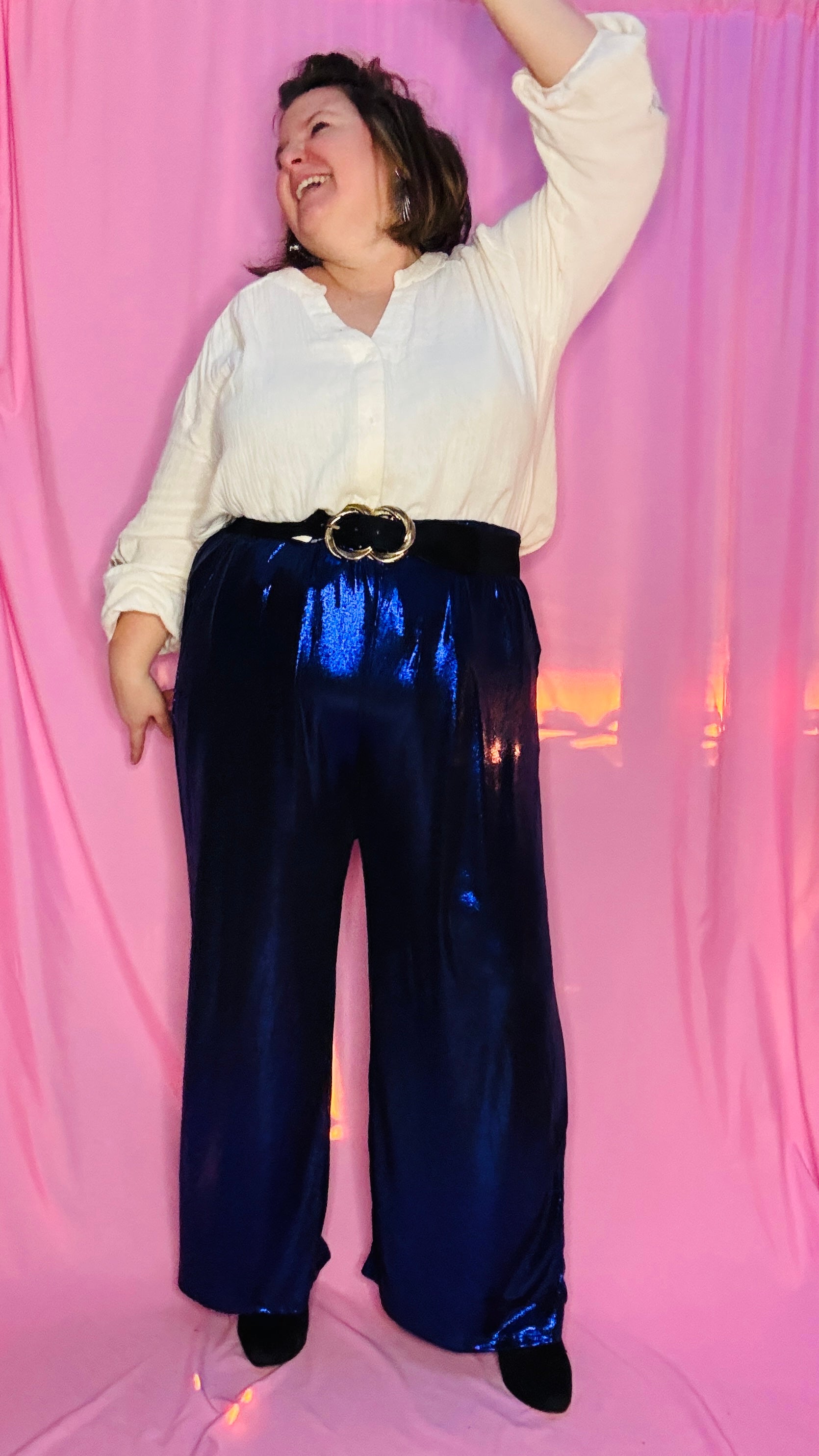 Laissez-vous séduire par ce pantalon grande taille coloré à paillettes bleu foncé, une pièce phare pour exprimer votre personnalité rayonnante . Qu'il s'agisse de briller lors d'une soirée ou d'ajouter une note d'éclat à votre quotidien, ce pantalon allie style, confort et originalité.