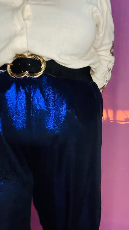 Laissez-vous séduire par ce pantalon grande taille coloré à paillettes bleu foncé, une pièce phare pour exprimer votre personnalité rayonnante . Qu'il s'agisse de briller lors d'une soirée ou d'ajouter une note d'éclat à votre quotidien, ce pantalon allie style, confort et originalité.